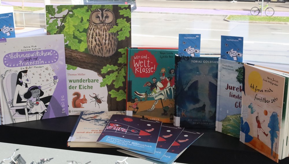 Im Mittelpunkt der Reihe "Raumschiff Bibliothek" stehen unter anderem Bücher der AutorInnen Ursula Poznanski, Heinz Janisch, Agi Ofner, Tanya Lieske oder Tobias Goldfarb.