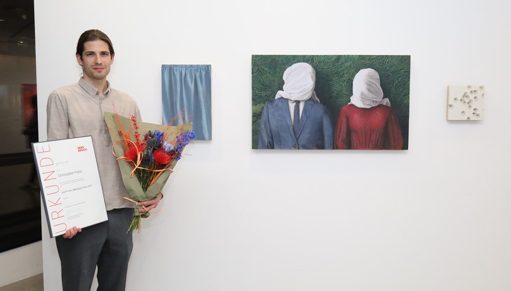 Christopher Friess mit seinen Werken, die als Teil der städtischen Kunstankäufe 2025 bis 10. Jänner 2026 in der Galerie Plattform 6020 (Amraser Straße 2, Erdgeschoß) zu sehen sind.
