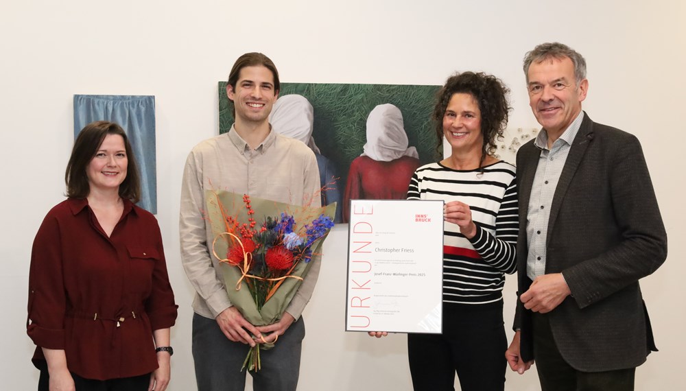 Der Würlinger-Preisträger 2025 Christopher Friess (2. v.l.) mit (v.l.) Galerieleiterin Natalie Pedevilla, Laudatorin Silvia Höller (Jury) und Vizebürgermeister Georg Willi.
