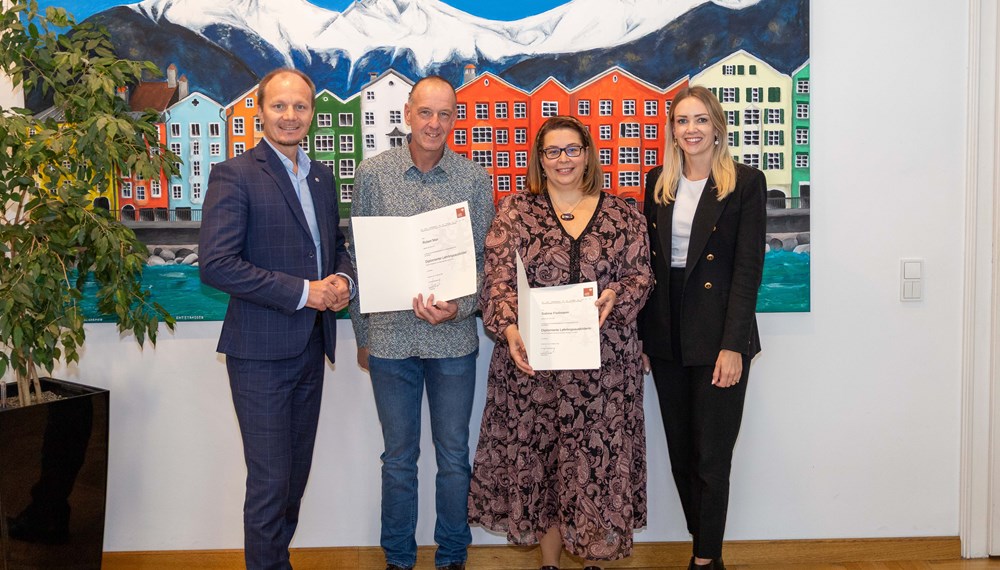 Robert Mair (Mitte links) und Sabine Floßmann (Mitte rechts) freuen sich gemeinsam mit Bürgermeister Johannes Anzengruber und Personalamtsleiterin Milka Peraic-Rasic über die erfolgreiche Ausbildung zum bzw. zur diplomierten LehrlingsausbilderIn.