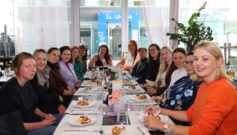 Beim ersten Vernetzungstreffen im Oktober: Vertreterinnen der Initiativen und Vereine mit Vizebürgermeisterin Elisabeth Mayr (1. v.r.), Isabella Mitter (Referentin Frauen, Gleichstellung und Queer, 4. v.r.), Eva Körber-Pichler (Frauen, Gleichstellung und Queer, 3. v.l.) und Sabine Floßmann (Gleichbehandlungsbeauftragte, Stadt Innsbruck, 2. v.r.).
