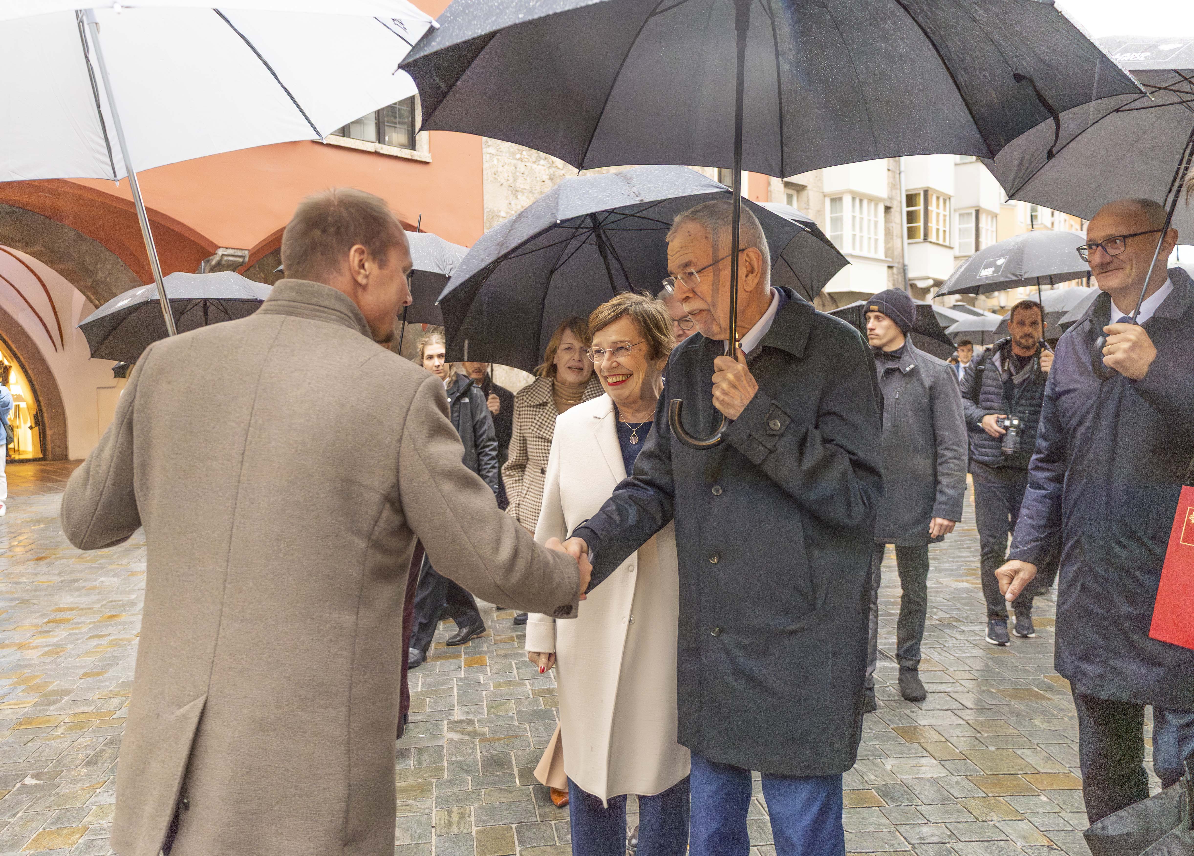 Im Rahmen des offiziellen deutschen Staatsbesuchs begrüßte Bürgermeister Johannes Anzengruber gemeinsam mit Landeshauptmann Anton Mattle die beiden Bundespräsidenten Frank-Walter Steinmeier und Alexander Van der Bellen sowie deren Gattinnen in Innsbruck. Im feierlichen Ambiente des Trausaals im Goldenen Dachl – jenem Ort, den Kaiser Maximilian I., ein glühender Europäer, errichten ließ – trugen sich die Staatsoberhäupter in das Goldene Buch der Stadt Innsbruck ein. Bürgermeister Anzengruber überreichte Geschenke der Stadt und betonte die Bedeutung Innsbrucks als Stadt im Herzen Europas, die seit jeher Begegnung, Austausch und Freundschaft über Grenzen hinweg fördert.