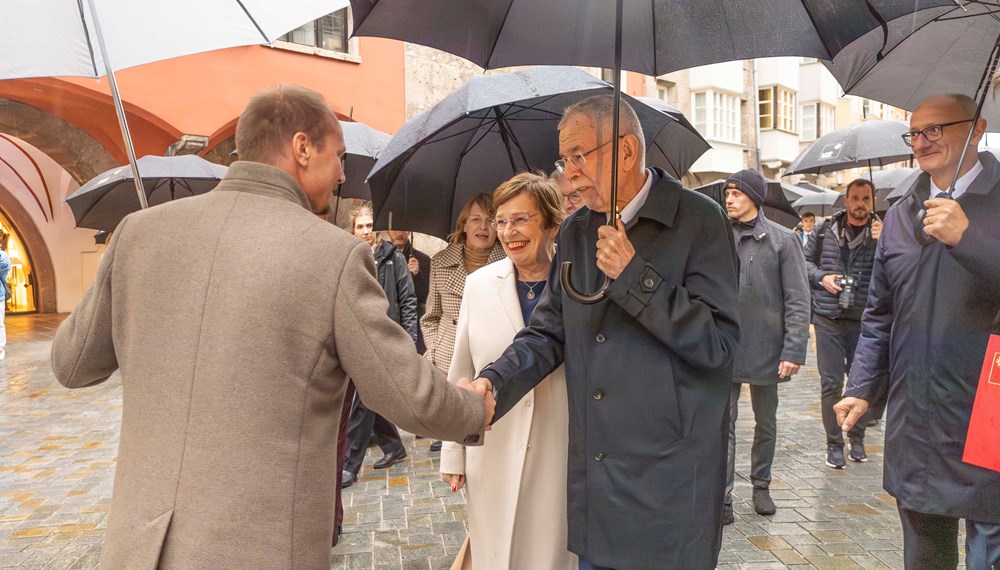 Im Rahmen des offiziellen deutschen Staatsbesuchs begrüßte Bürgermeister Johannes Anzengruber gemeinsam mit Landeshauptmann Anton Mattle die beiden Bundespräsidenten Frank-Walter Steinmeier und Alexander Van der Bellen sowie deren Gattinnen in Innsbruck. Im feierlichen Ambiente des Trausaals im Goldenen Dachl – jenem Ort, den Kaiser Maximilian I., ein glühender Europäer, errichten ließ – trugen sich die Staatsoberhäupter in das Goldene Buch der Stadt Innsbruck ein. Bürgermeister Anzengruber überreichte Geschenke der Stadt und betonte die Bedeutung Innsbrucks als Stadt im Herzen Europas, die seit jeher Begegnung, Austausch und Freundschaft über Grenzen hinweg fördert.