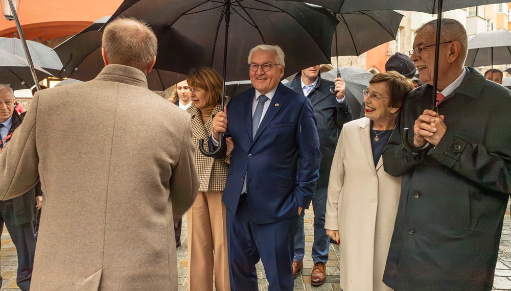 Im Rahmen des offiziellen deutschen Staatsbesuchs begrüßte Bürgermeister Johannes Anzengruber gemeinsam mit Landeshauptmann Anton Mattle die beiden Bundespräsidenten Frank-Walter Steinmeier und Alexander Van der Bellen sowie deren Gattinnen in Innsbruck. Im feierlichen Ambiente des Trausaals im Goldenen Dachl – jenem Ort, den Kaiser Maximilian I., ein glühender Europäer, errichten ließ – trugen sich die Staatsoberhäupter in das Goldene Buch der Stadt Innsbruck ein. Bürgermeister Anzengruber überreichte Geschenke der Stadt und betonte die Bedeutung Innsbrucks als Stadt im Herzen Europas, die seit jeher Begegnung, Austausch und Freundschaft über Grenzen hinweg fördert.