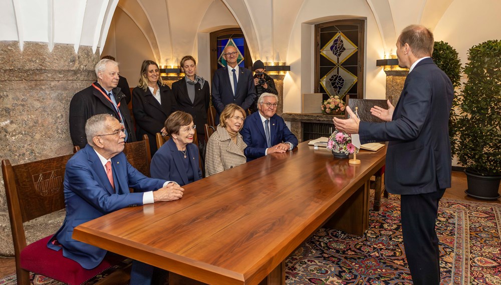 Im Rahmen des offiziellen deutschen Staatsbesuchs begrüßte Bürgermeister Johannes Anzengruber gemeinsam mit Landeshauptmann Anton Mattle die beiden Bundespräsidenten Frank-Walter Steinmeier und Alexander Van der Bellen sowie deren Gattinnen in Innsbruck. Im feierlichen Ambiente des Trausaals im Goldenen Dachl – jenem Ort, den Kaiser Maximilian I., ein glühender Europäer, errichten ließ – trugen sich die Staatsoberhäupter in das Goldene Buch der Stadt Innsbruck ein. Bürgermeister Anzengruber überreichte Geschenke der Stadt und betonte die Bedeutung Innsbrucks als Stadt im Herzen Europas, die seit jeher Begegnung, Austausch und Freundschaft über Grenzen hinweg fördert.