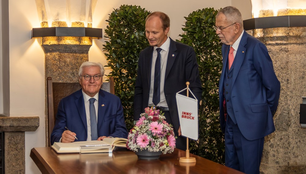 Im Rahmen des offiziellen deutschen Staatsbesuchs begrüßte Bürgermeister Johannes Anzengruber gemeinsam mit Landeshauptmann Anton Mattle die beiden Bundespräsidenten Frank-Walter Steinmeier und Alexander Van der Bellen sowie deren Gattinnen in Innsbruck. Im feierlichen Ambiente des Trausaals im Goldenen Dachl – jenem Ort, den Kaiser Maximilian I., ein glühender Europäer, errichten ließ – trugen sich die Staatsoberhäupter in das Goldene Buch der Stadt Innsbruck ein. Bürgermeister Anzengruber überreichte Geschenke der Stadt und betonte die Bedeutung Innsbrucks als Stadt im Herzen Europas, die seit jeher Begegnung, Austausch und Freundschaft über Grenzen hinweg fördert.