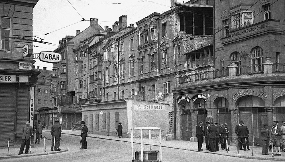 Das Geschäft der Fa. Tollinger, Marktgraben 27. Dieses Foto ist etwas später, nämlich im Jahr 1948, entstanden. Zu sehen sind Bombenschäden an den Gebäuden.