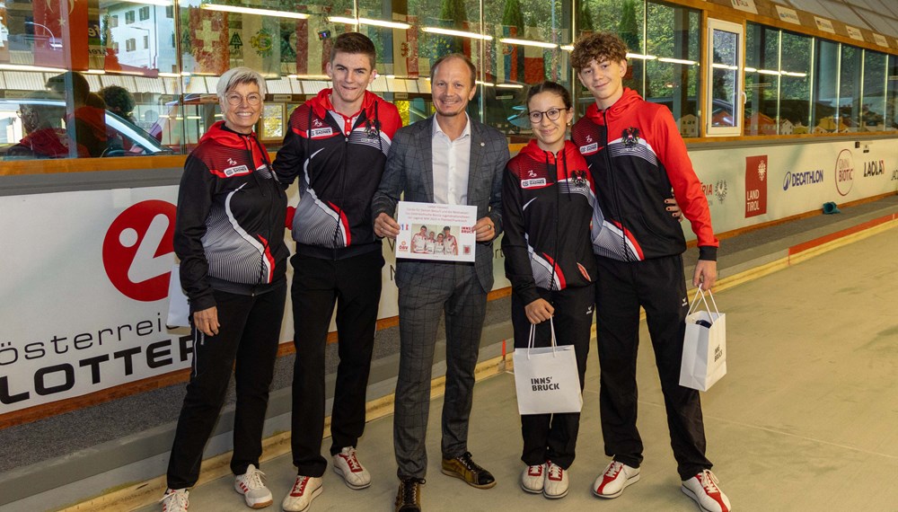 Innsbrucker Talente vertreten Österreich in Frankreich! Die Jugendabteilung des Boccia-Klubs ESK Tivoli nimmt an der Jugend-Weltmeisterschaft 2025 im französischen Plaintel teil. Bürgermeister Ing. Mag. Johannes Anzengruber, BSc verabschiedete die drei jungen AthletInnen und ihre Betreuerin persönlich auf dem Trainingsgelände des Vereins und überreichte Geschenke der Stadt Innsbruck. Beim Abschlusstraining probierte sich der Bürgermeister sogar selbst im Präzisionsschuss, bevor die Delegation gemeinsam mit ihrem Fanclub die rund 1.350 Kilometer lange Reise nach Frankreich antrat.
