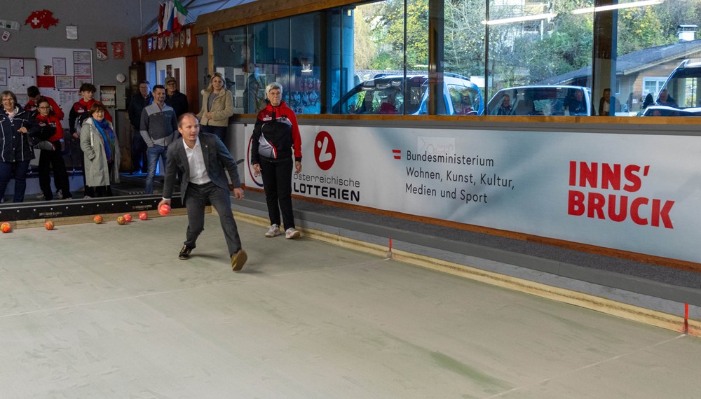 Innsbrucker Talente vertreten Österreich in Frankreich! Die Jugendabteilung des Boccia-Klubs ESK Tivoli nimmt an der Jugend-Weltmeisterschaft 2025 im französischen Plaintel teil. Bürgermeister Ing. Mag. Johannes Anzengruber, BSc verabschiedete die drei jungen AthletInnen und ihre Betreuerin persönlich auf dem Trainingsgelände des Vereins und überreichte Geschenke der Stadt Innsbruck. Beim Abschlusstraining probierte sich der Bürgermeister sogar selbst im Präzisionsschuss, bevor die Delegation gemeinsam mit ihrem Fanclub die rund 1.350 Kilometer lange Reise nach Frankreich antrat.