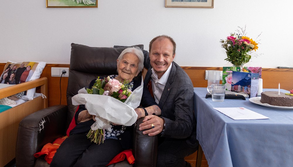 Bürgermeister Johannes Anzengruber überbrachte im Namen der Stadt Innsbruck Frau Maria-Theresia Klapeer Blumen und Glückwünsche zu ihrem runden Geburtstag.