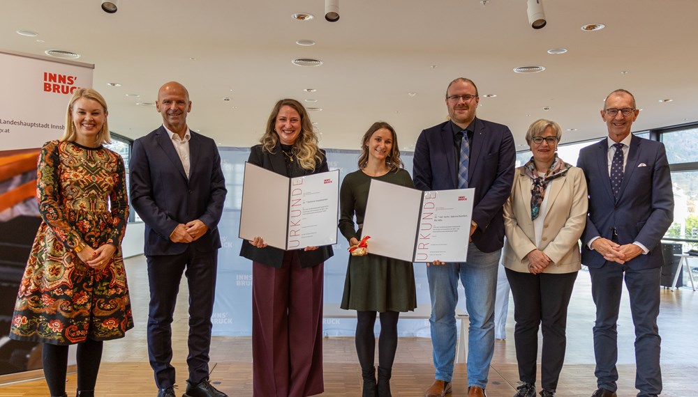 Vizebürgermeisterin Elisabeth Mayr (l.), Hubert J. Siller (Head of Department & Studies, MCI), Stefanie Haselwanter, Sabrina Dumfort, Werner Stadlmayr (Head of Technology & Life Sciences and Head of Department & Studies), Birgit Neu (Abteilungsleitung MA V der Stadt Innsbruck) Andreas Altmann (Rektor MCI) bei der diesjährigen Verleihung in der Innsbrucker Stadtbibliothek.