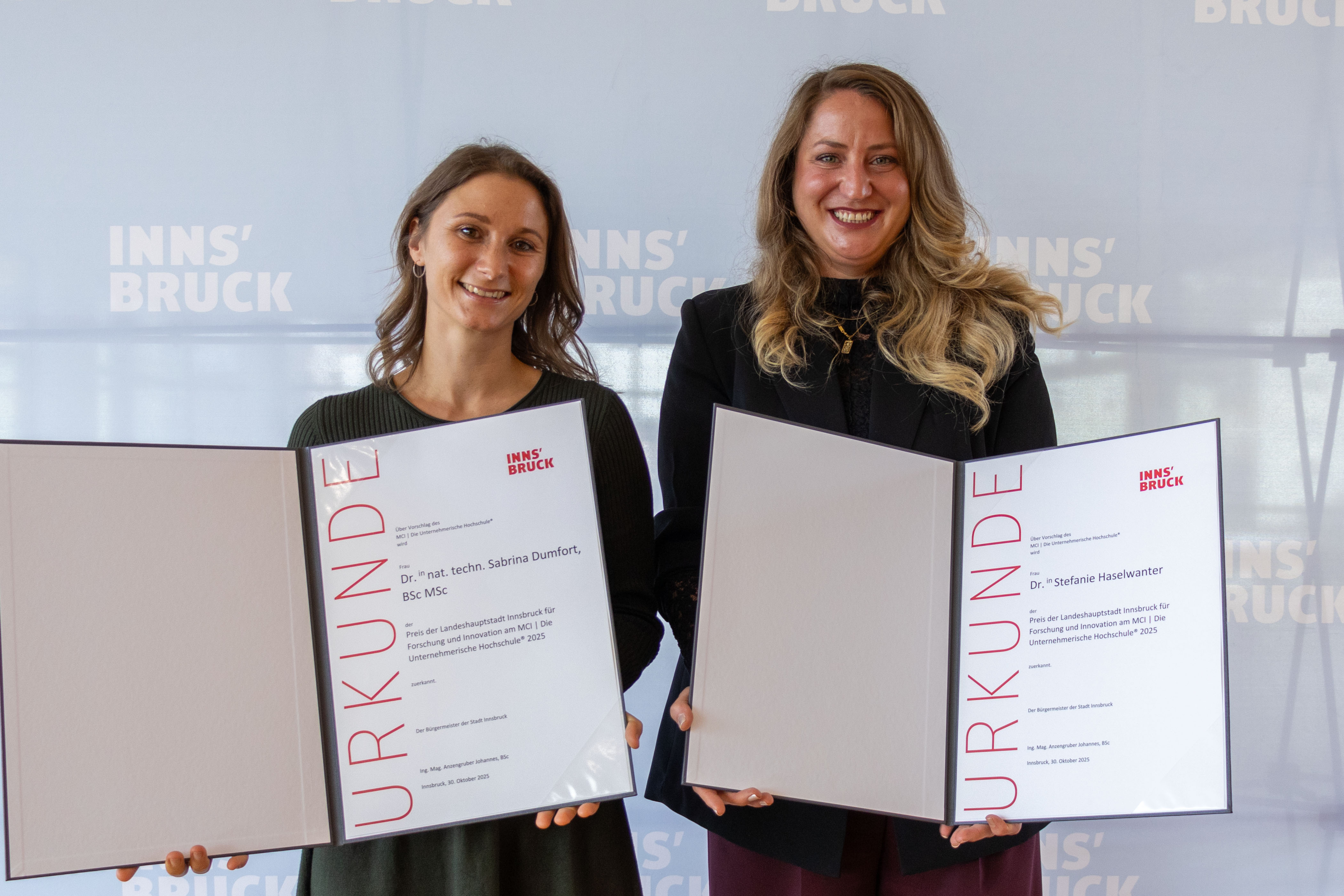 Sabrina Dumfort und Stefanie Haselwanter (r.) wurden mit dem Preis für Forschung und Innovation am MCI ausgezeichnet.
