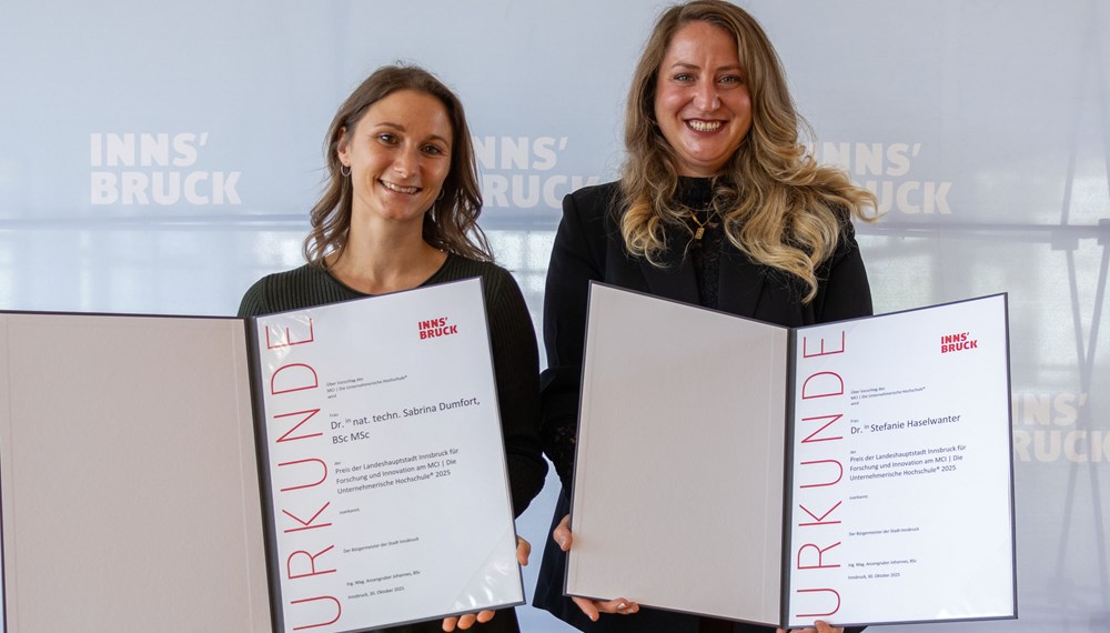 Sabrina Dumfort und Stefanie Haselwanter (r.) wurden mit dem Preis für Forschung und Innovation am MCI ausgezeichnet.