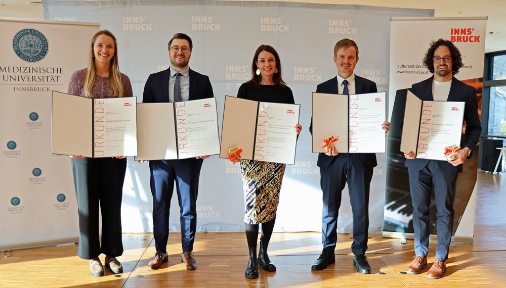 In der Stadtbibliothek wurden Forscherinnen und Forscher der Medizinischen Universität Innsbruck mit dem Preis der Landeshauptstadt Innsbruck für wissenschaftliche Forschung 2025 ausgezeichnet. Im Bild (v. l.): Marina Schapfl, Ivan Lechner, Theresa Hautz-Neunteufel und Stefan Salchner sowie Simone Pelizzari.