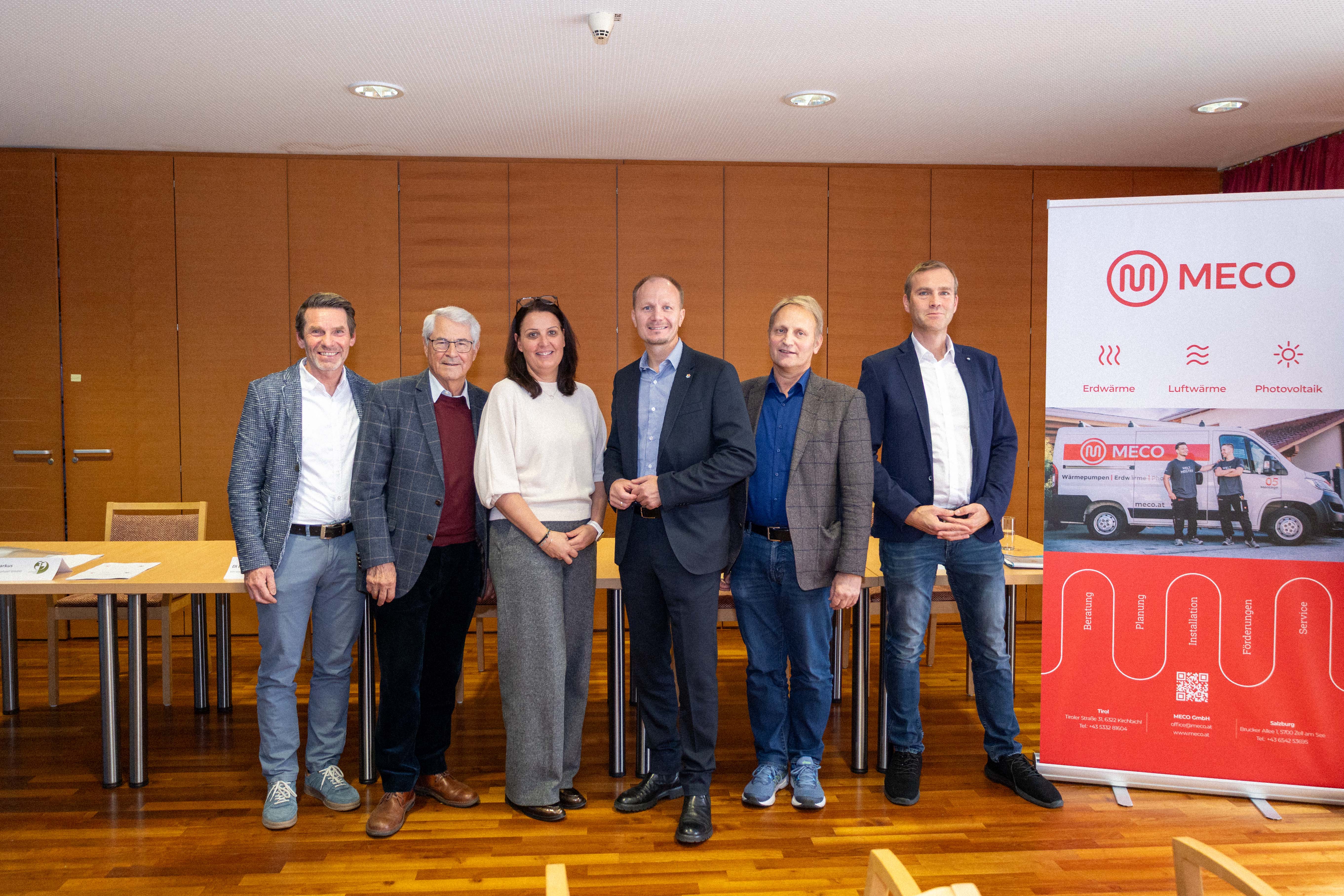 Geschäftsführer Markus Told, Vereinspräsident Eugen Sprenger, Pflegedienstleitung Claudia Wappler (Seniorenheim Sankt Raphael), Bürgermeister Johannes Anzengruber, Vereinspräsident Stellvertreter Martin Exenberger und Peter Krimbacher (MECO) bei der Pressekonferenz zum erfolgreichen Abschluss des Energieprojekts „Sankt Raphael wird GRÜN“.
