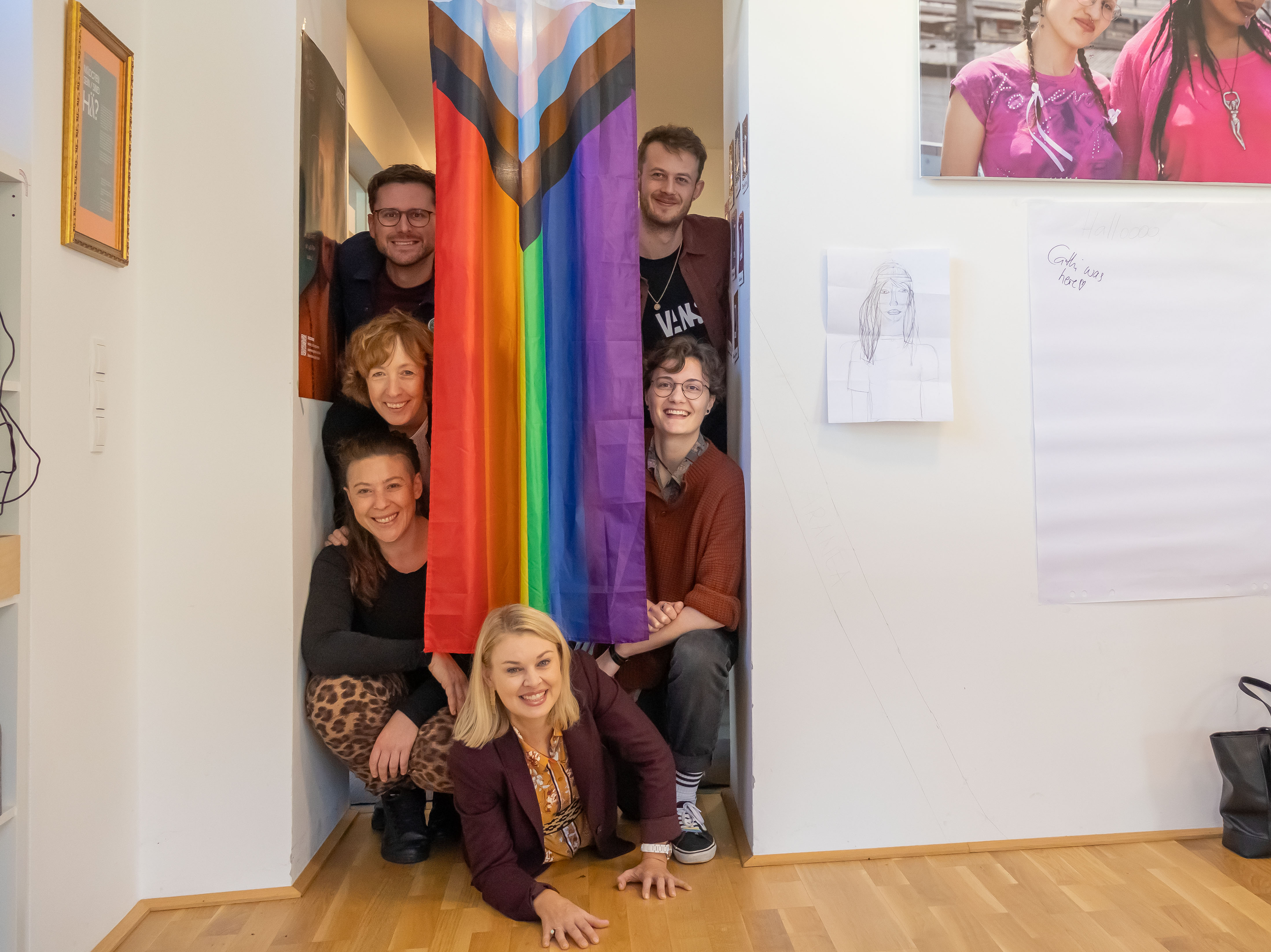 Vorhang auf für „Queeze“: Vizebürgermeisterin Elisabeth Mayr (m.), Katharina Lhotta (Jugendzentrum Aranea, 1.R.l.), Cordula Hinterholzer (1.R.r.), Martina Steiner (2.R.l., POJAT – Plattform Offene Jugendarbeit Tirol), David Kaserbacher (3.R.r.) und Thomas Lechleitner (3.R.l.) vom Träger Zentrum Sexuelle Gesundheit freuen sich über die Eröffnung des neuen Jugendzentrums.