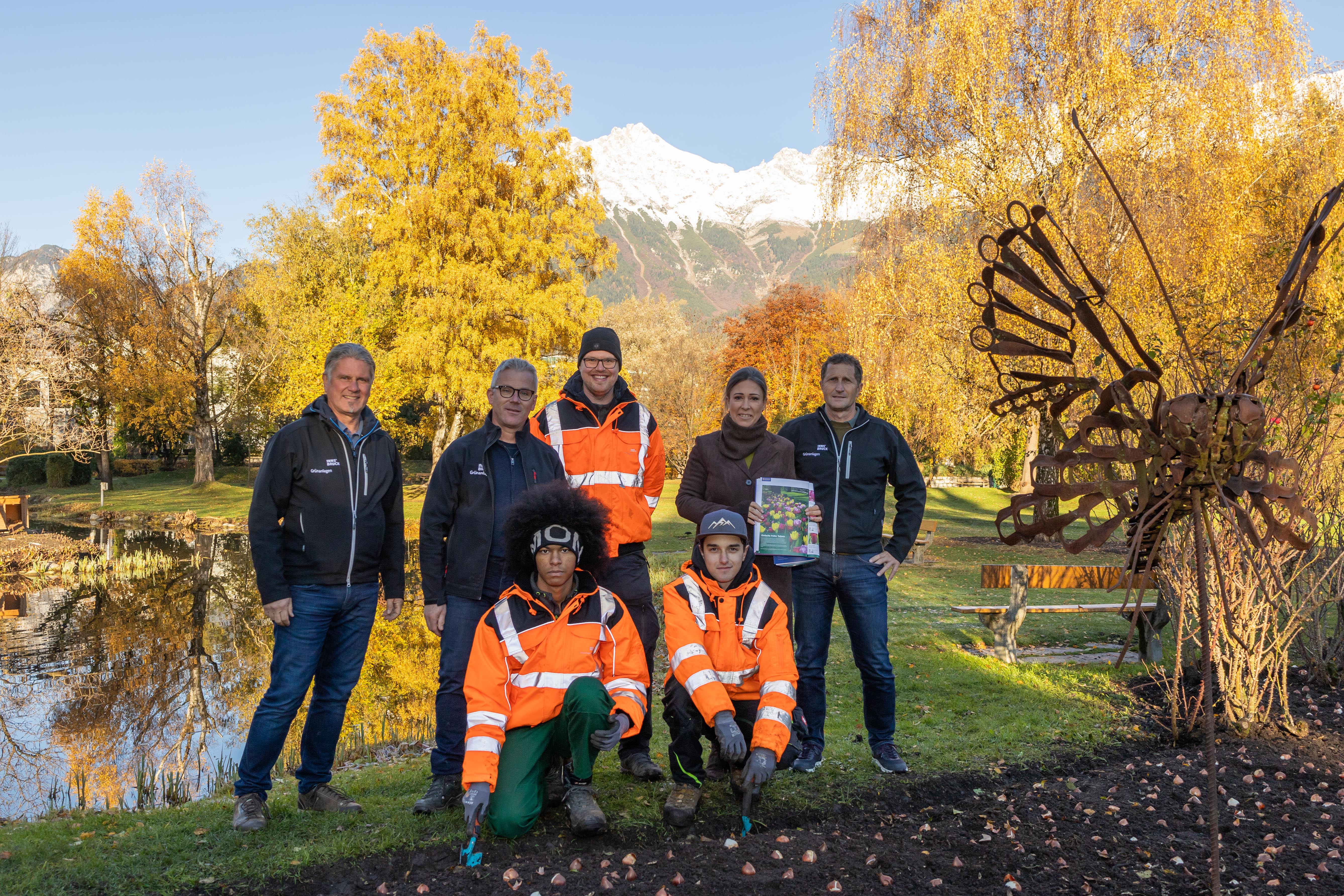 Stadträtin Mariella Lutz (2. v. r.) freut sich mit (v.l.n.r.) Amtsvorstand Thomas Klingler (r.), Referatsleiter Stefan Engele (l.) und dem Grünanlagen-Team auf einen bunten Frühling. © M. Freinhofer