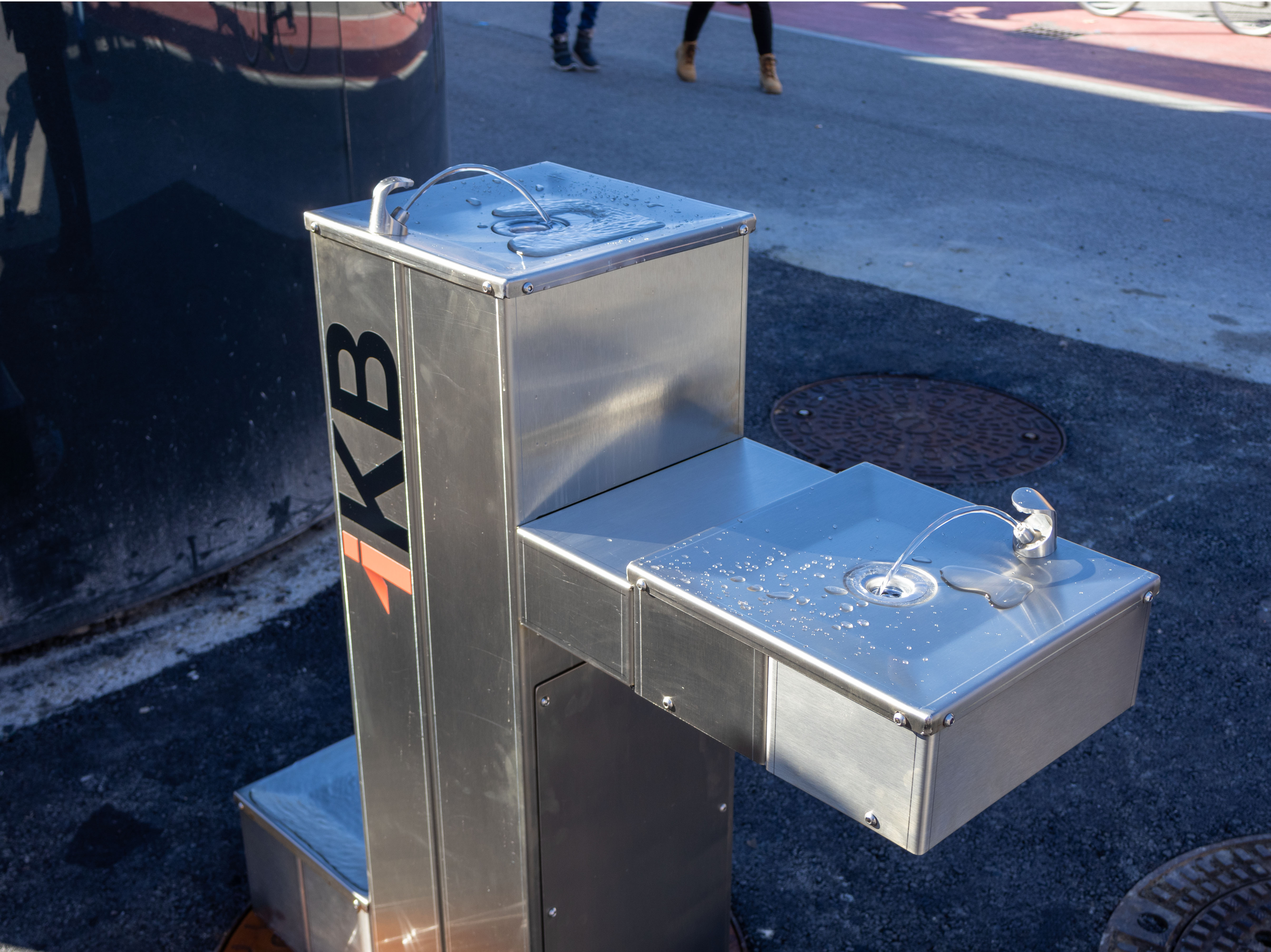 Die Stadt Innsbruck und die Innsbrucker Kommunalbetriebe AG (IKB) haben einen Trinkwasserbrunnen am Marktplatz errichtet. Damit steht direkt im Herzen der Stadt quellfrisches Wasser aus der Nordkette zur Verfügung – kostenlos, barrierefrei, für alle. Bürgermeister Johannes Anzengruber, Gemeinderat Mesut Onay, der den Antrag zum neuen Brunnen eingebracht hatte, und IKB-Geschäftsführer Thomas Pühringer eröffneten den neuen Brunnen gemeinsam mit Mitarbeitenden der IKB am Marktplatz.