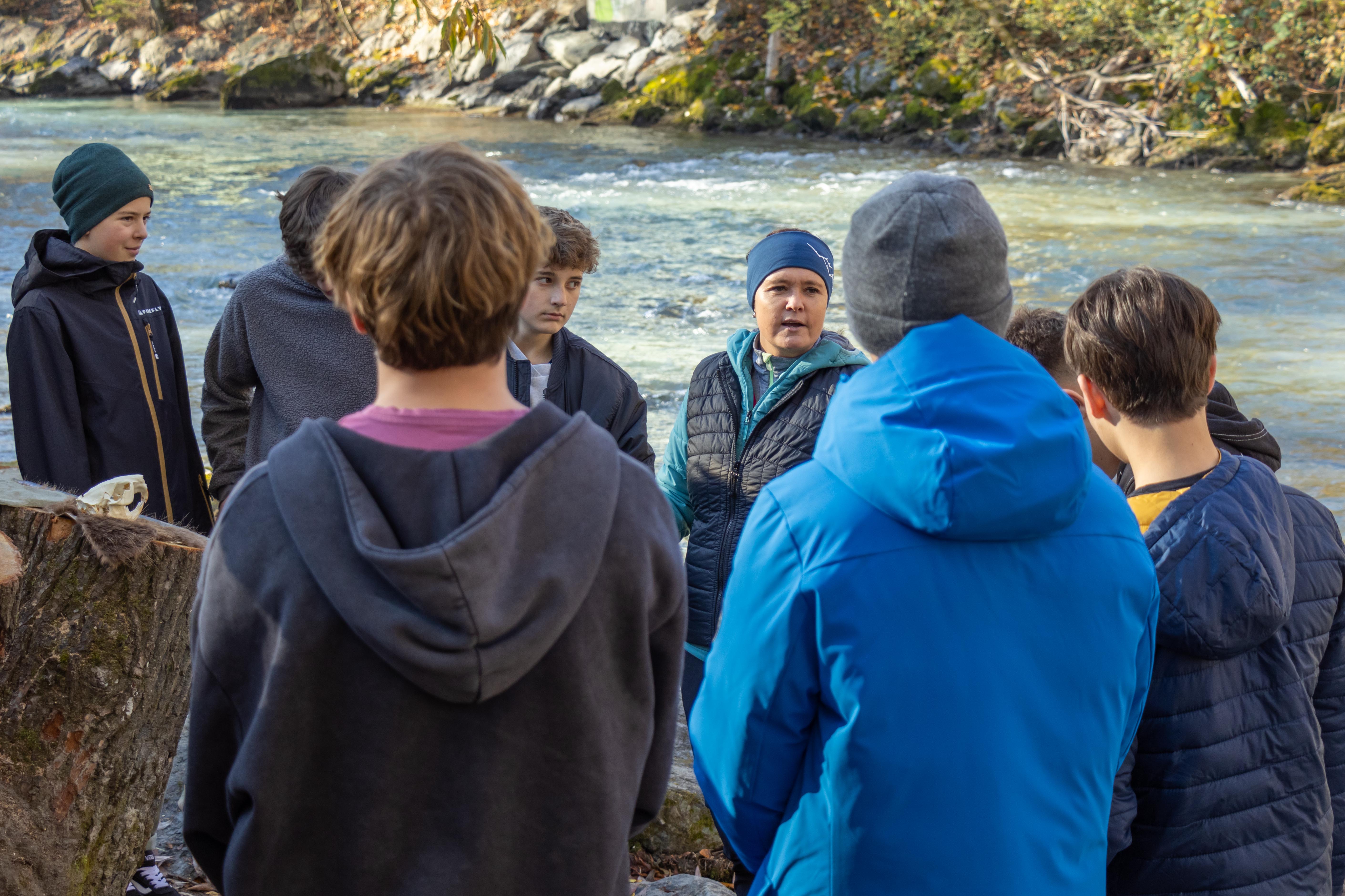 Die Biberbeauftragte des Landes Tirol, Monika Eder-Trenkwalder, gibt der Schulklasse spannende Einblicke in die Lebensweise des Bibers.