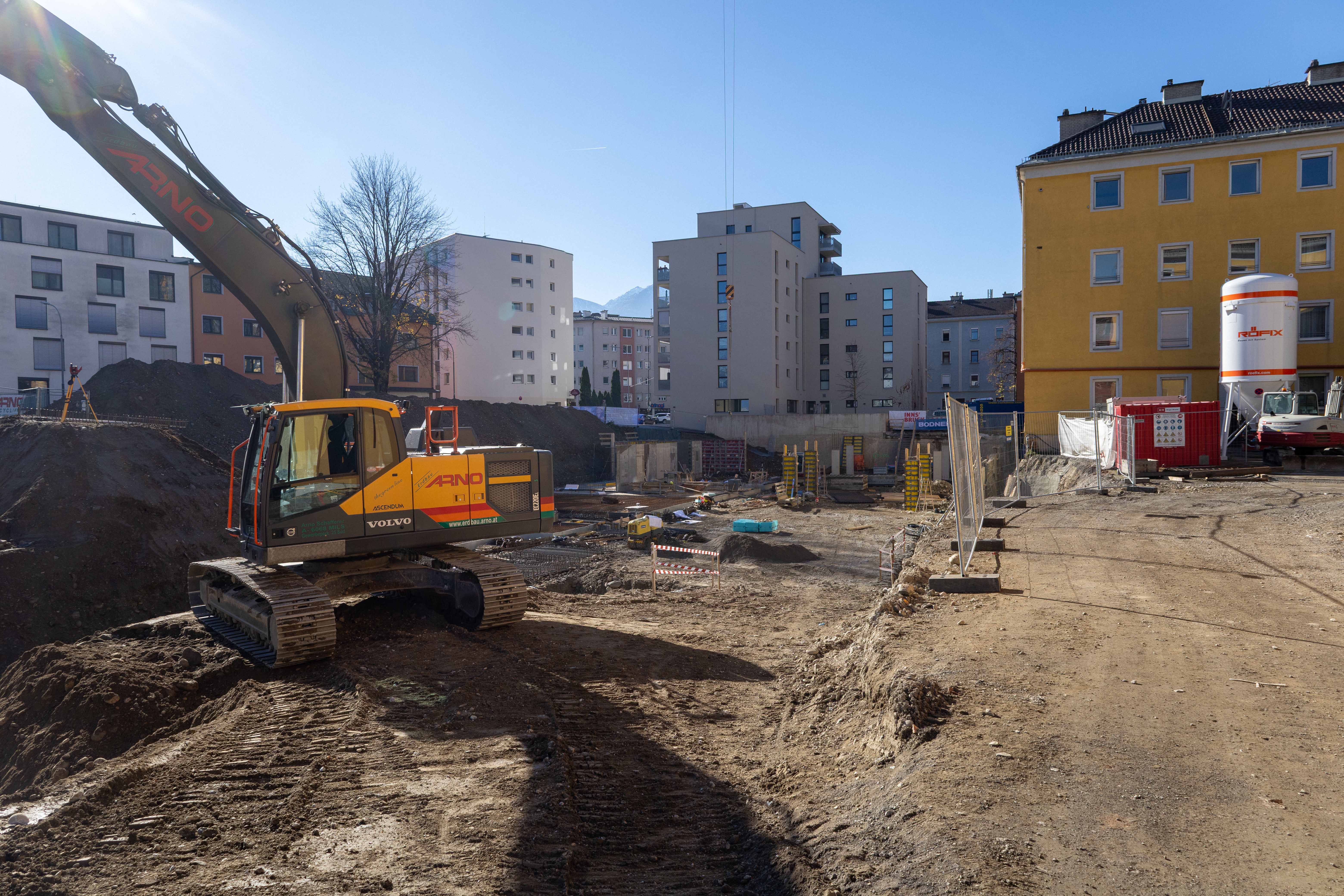 Die Baugrube ist bereits ausgehoben – die Fertigstellung der dritten Baustufe ist für Herbst 2027 vorgesehen.