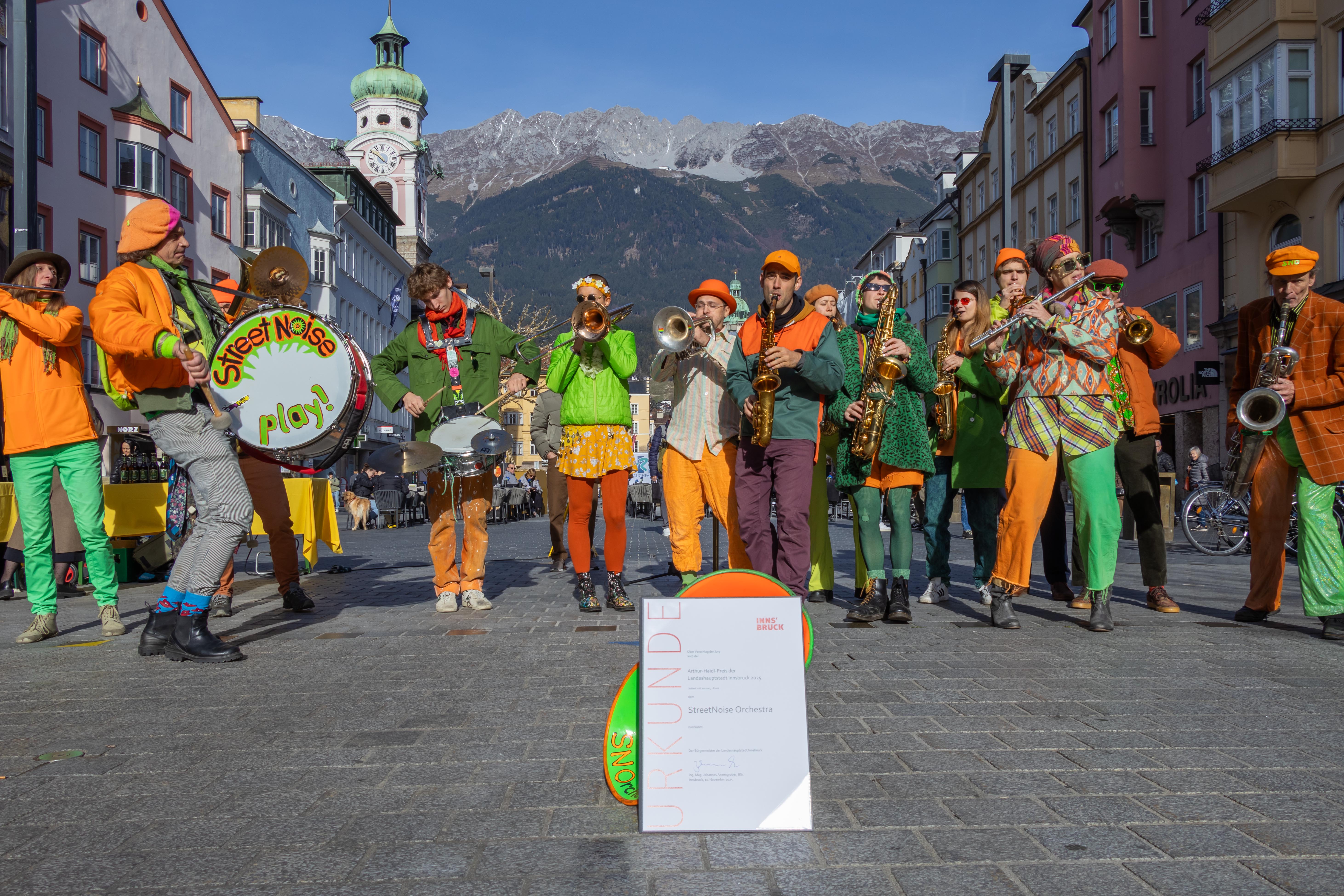 Die Verleihung fand mitten in der Maria-Theresien-Straße statt – dort sorgte die bunt gekleidete Streetband mit ihrer mitreißenden Musik für Begeisterung bei Festgästen und PassantInnen. Bei traumhafter Bergkulisse und strahlendem Herbstwetter herrschte ausgelassene Stimmung.