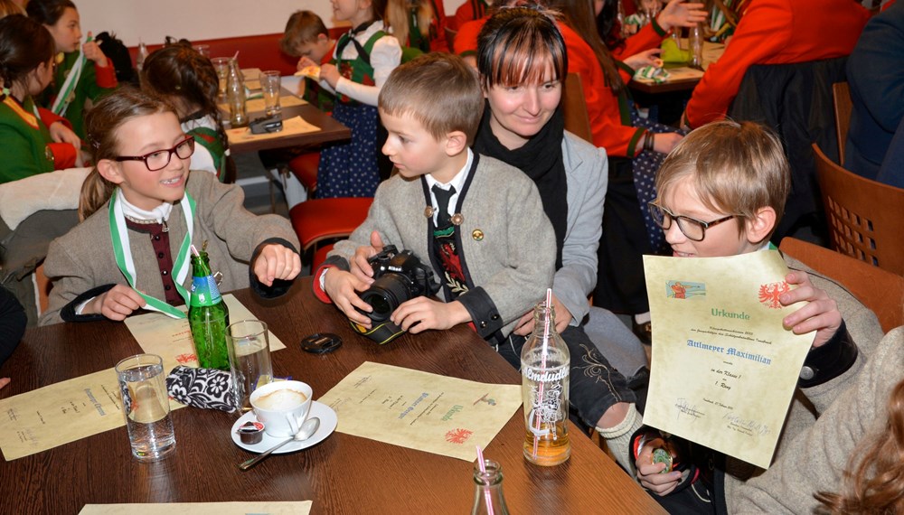 42 Kinder nahmen am Skirennen, und 58 am BAON-Königskettenschießen 2015 teil. Die Siegerehrungen dazu fanden im Schützenheim der Schützenkompanie Allerheiligen statt. Vizebürgermeister Christoph Kaufmann gratulierte herzlich.