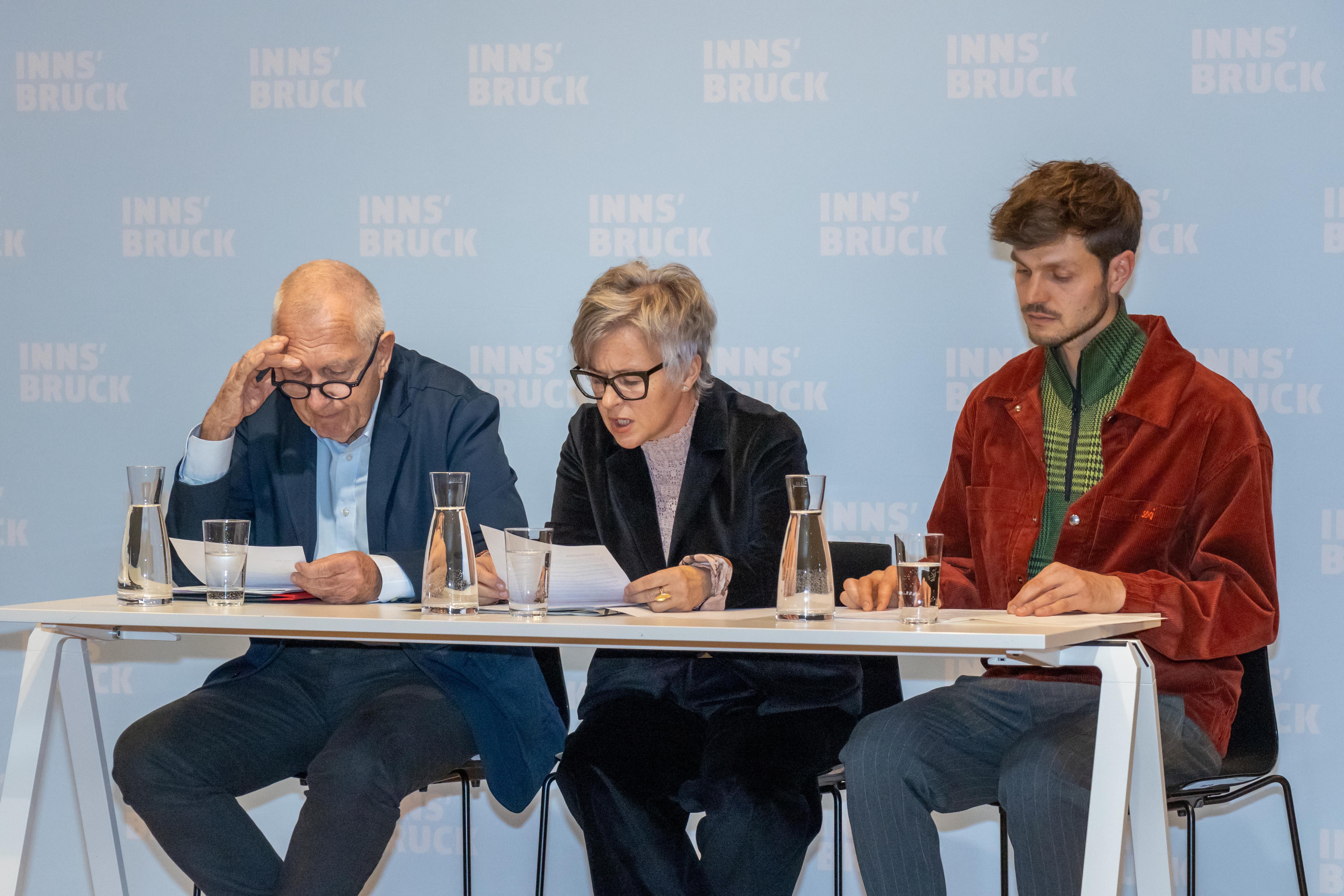 Preisträger Peter Lorenz (r.) las gemeinsam mit dem Schauspieler Günter Lieder (l.) sowie der Schauspielerin Angelica Ladurner (m.) aus seinem Stück „Reisebüro Schleich – ein Dilemma“.