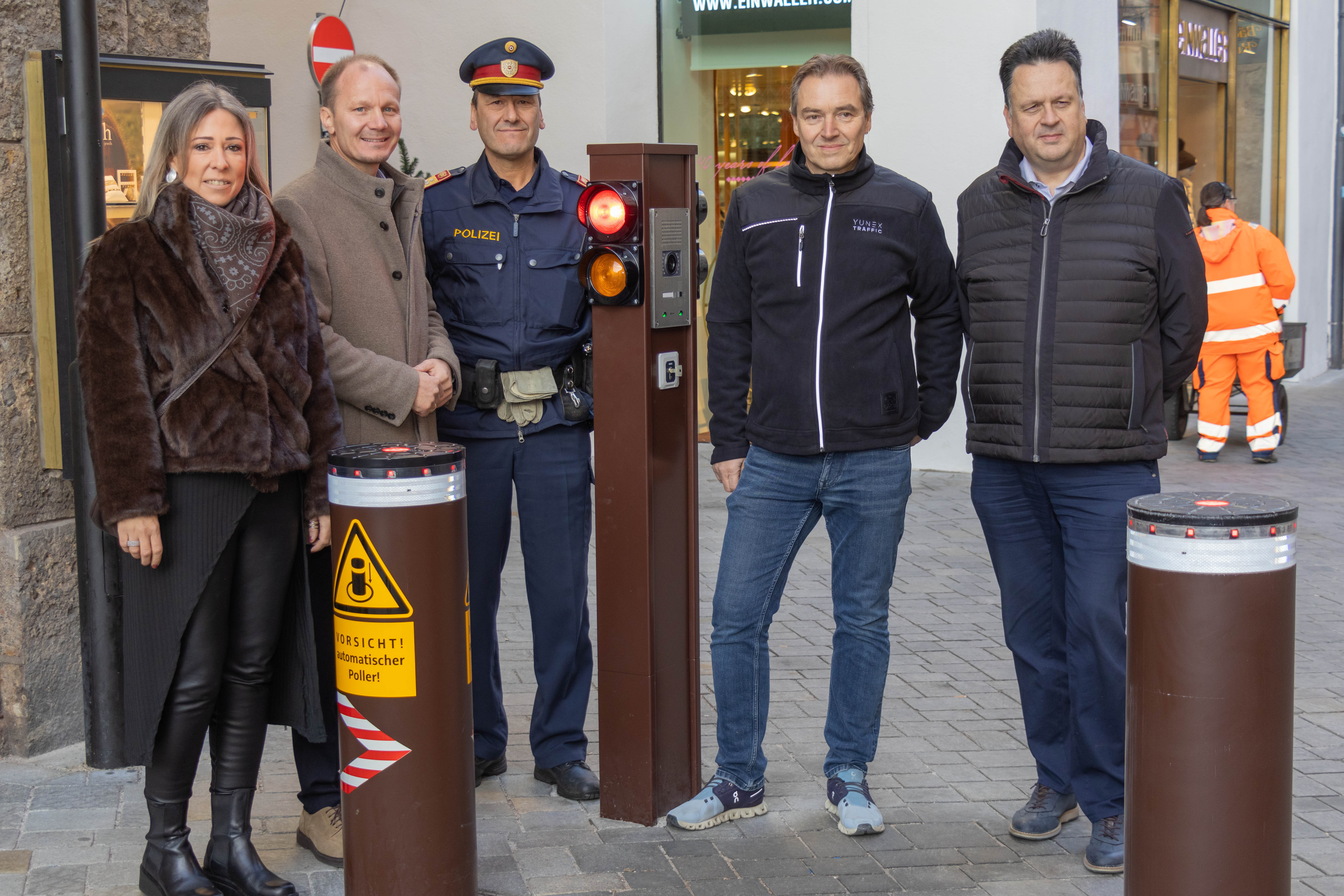 Die Sicherheitspoller in der Innsbrucker Altstadt sind installiert und nehmen rechtzeitig zum Start des Christkindlmarktes den Probebetrieb auf: v.l. Stadträtin Mariella Lutz, Bürgermeister Johannes Anzengruber, Stadtpolizeikommandant Romed Giner, Markus Bachor (Firma Yunex Traffic) und Christian Scheider (Amt Allgemeine, Sicherheit und Veranstaltungen).