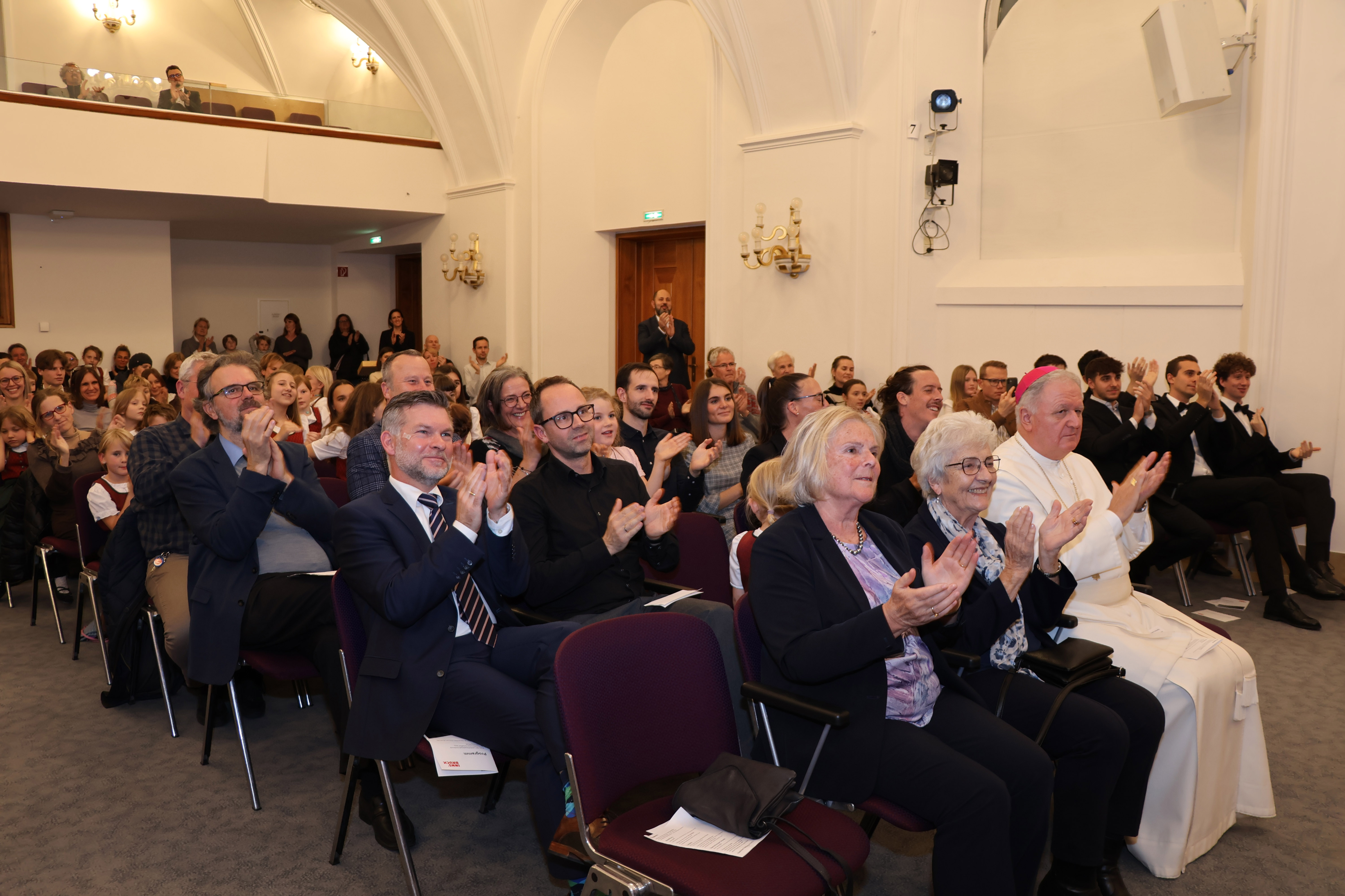 Zahlreiche Gäste waren bei der Preisverleihung im Ursulinensaal anwesend, so auch der Altabt von Stift Wilten, Raimund Schreier.