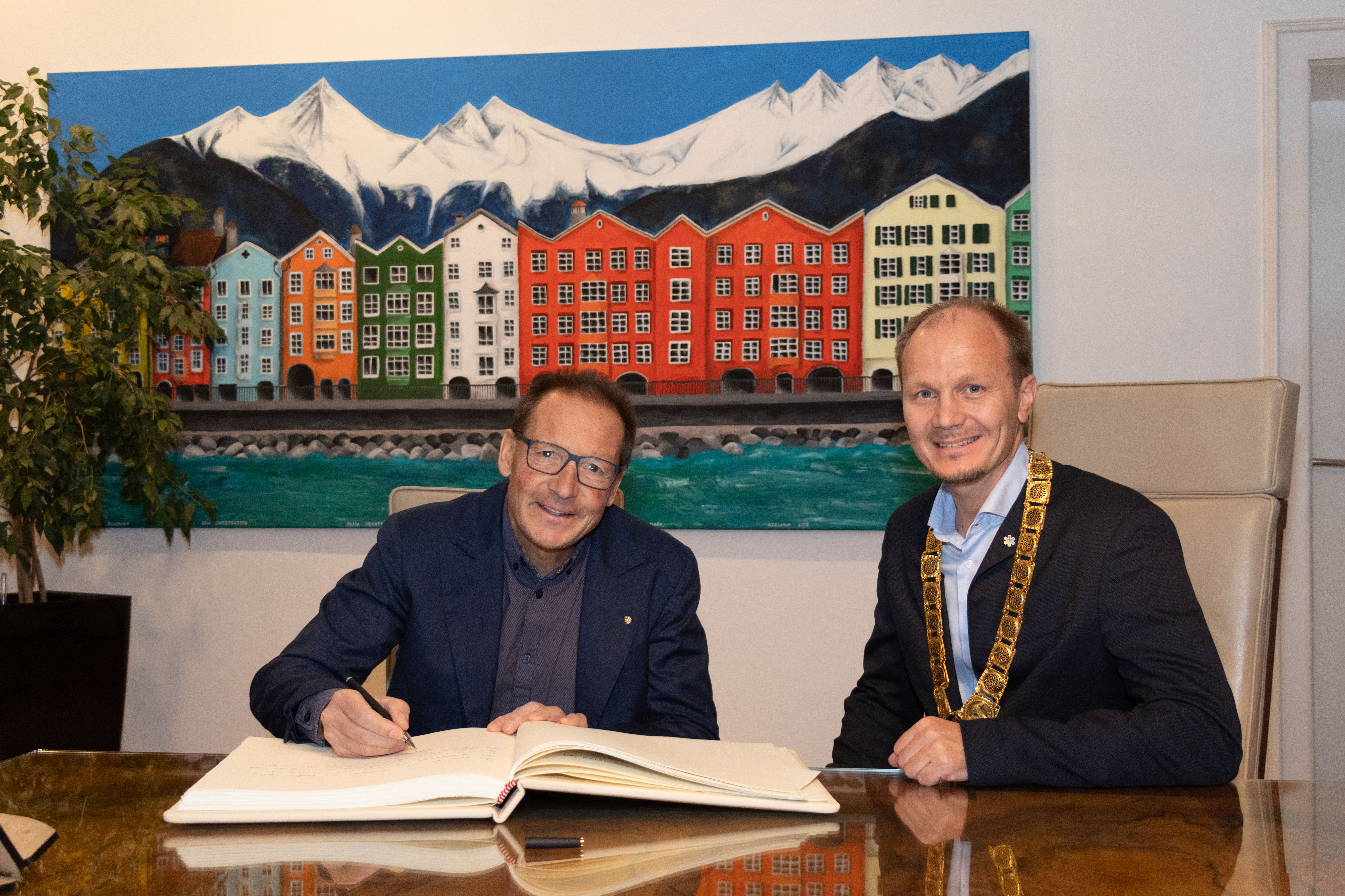 Vizebürgermeister Reto Matossi (St. Moritz) und Innsbrucks Bürgermeister Johannes Anzengruber bei der Eintragung im Goldenen Buch der Stadt Innsbruck.