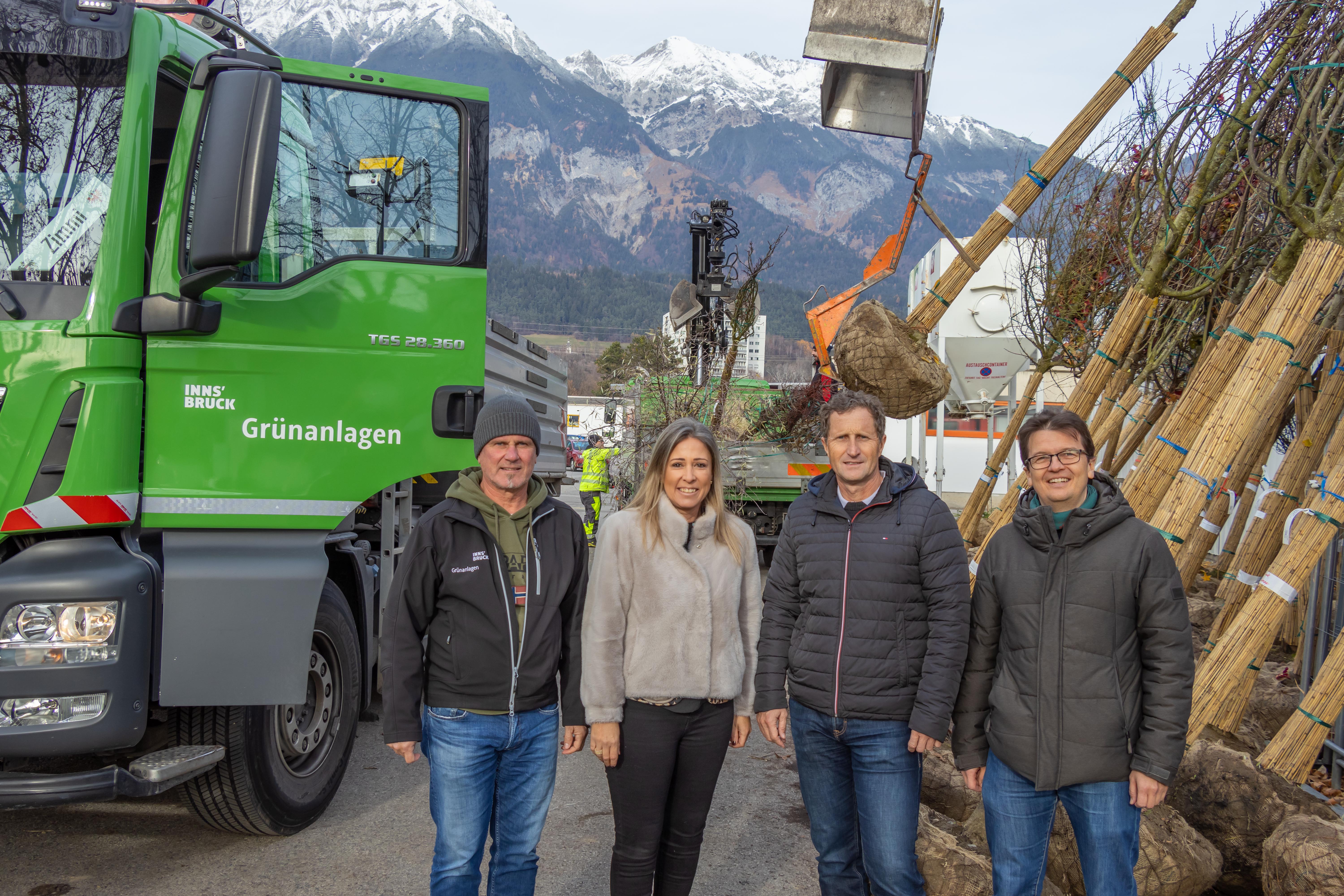 Gemeinsam (v. l. n. r.) mit Referatsleiter Stefan Engele (Grünanlagen - Pflege und Service), Thomas Klingler (Amtsleiter für Grünanlagen) und Referatsleiter Markus Pinter (Grünanlagen - Planung und Bau) freut sich Stadträtin Mariella Lutz über 220 neue Bäume für Innsbruck.
