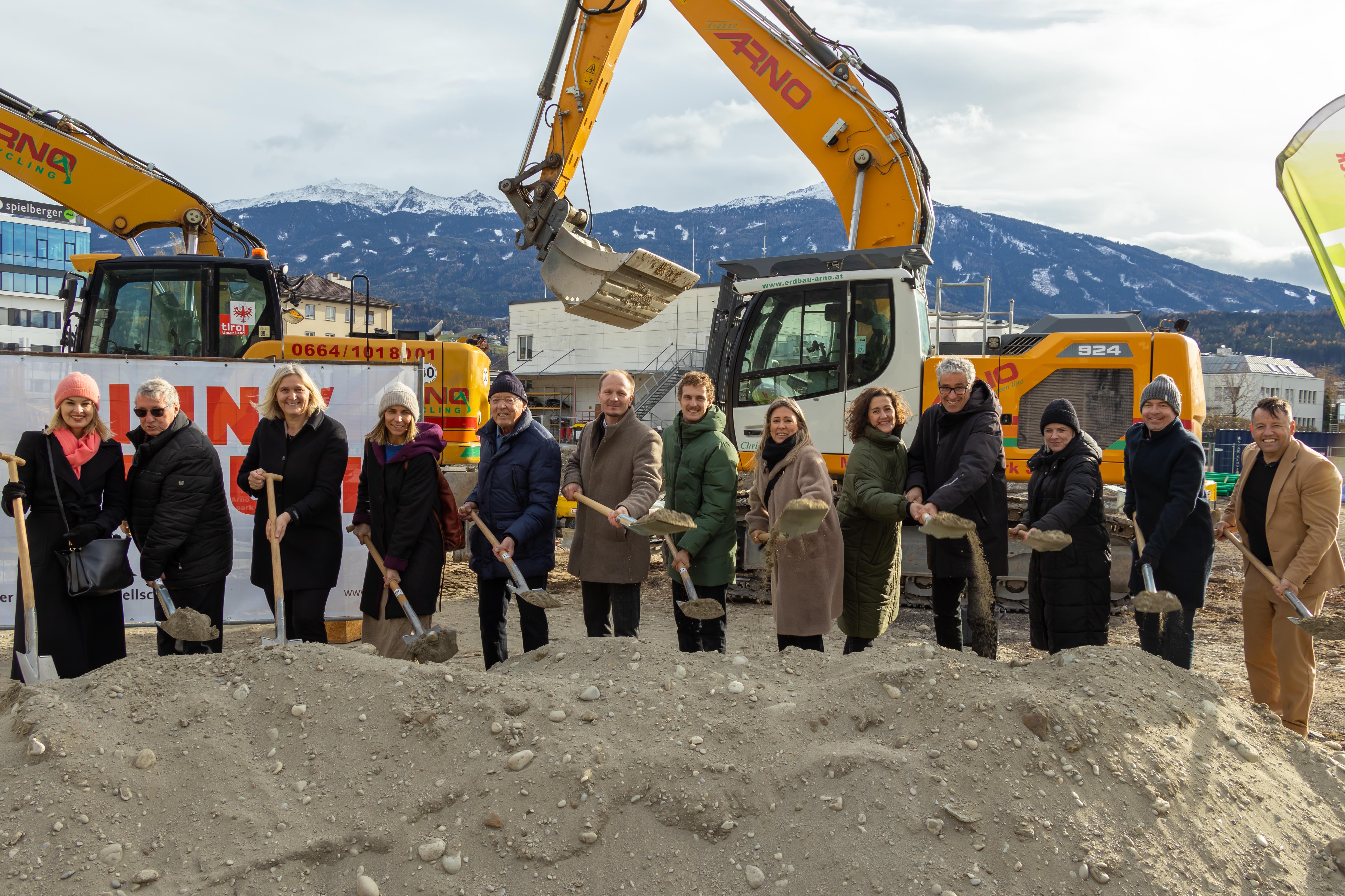 Freuten sich, dass die Bauarbeiten für die zukünftige Sportanlage in der Campagne Reichenau starten: Bürgermeister Johannes Anzengruber (6. v. l.), IIG-Geschäftsführer Franz Danler (r.), Vizebürgermeisterin Elisabeth Mayr (l.), Stadträtin Janine Bex (4. v. l.) und Mariella Lutz (6. v. r.), Sportamtsleiter Tassilo Berghamer (7. v. r.), weitere Mitglieder des Gemeinderates, ASKÖ-Präsident Heinz Öhler (5. v. l.) sowie das Architekten-Team Eva López und Markus Malin (4. und 5. v. r).
