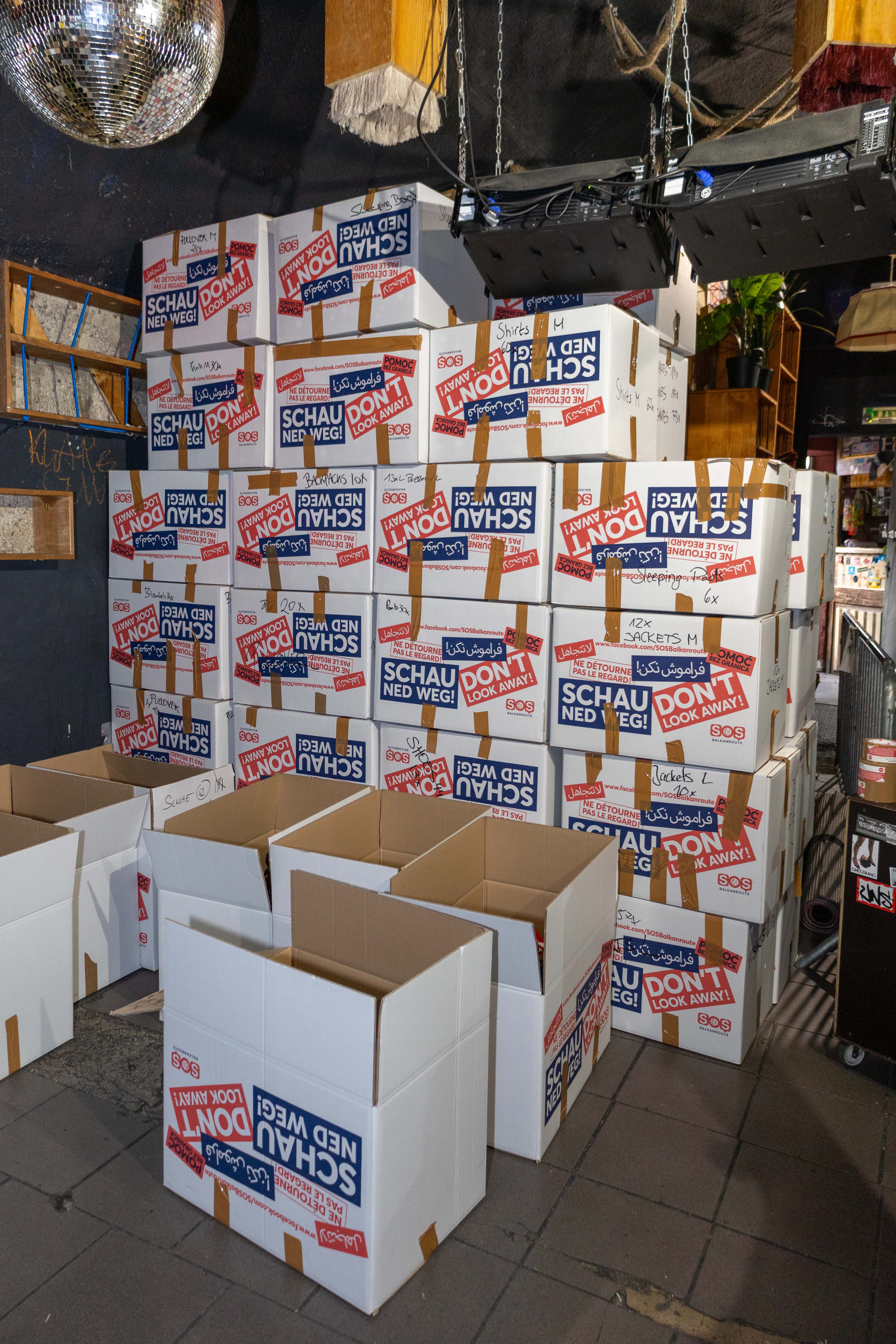 Die Initiative „SOS Balkanroute“ setzte mit ihrer jüngsten Kleidersammlung in Innsbruck ein starkes Zeichen für Menschlichkeit und Solidarität. Am Sonntag und Montag konnten in der Arche*Ahoi mehr als 160 Kisten an dringend benötigten Spenden für Menschen auf der Flucht gesammelt und sortiert werden. Stadträtin Janine Bex war persönlich vor Ort, brachte selbst Kleiderspenden mit und unterstützte die Aktion aktiv. Mit ihrem Besuch unterstreicht sie die Bedeutung zivilgesellschaftlichen Engagements und appelliert daran, nicht wegzusehen, sondern gemeinsam Hilfe zu leisten – weil jedes Paar Schuhe, jede Jacke und jeder Schlafsack Hoffnung und Würde schenken kann.