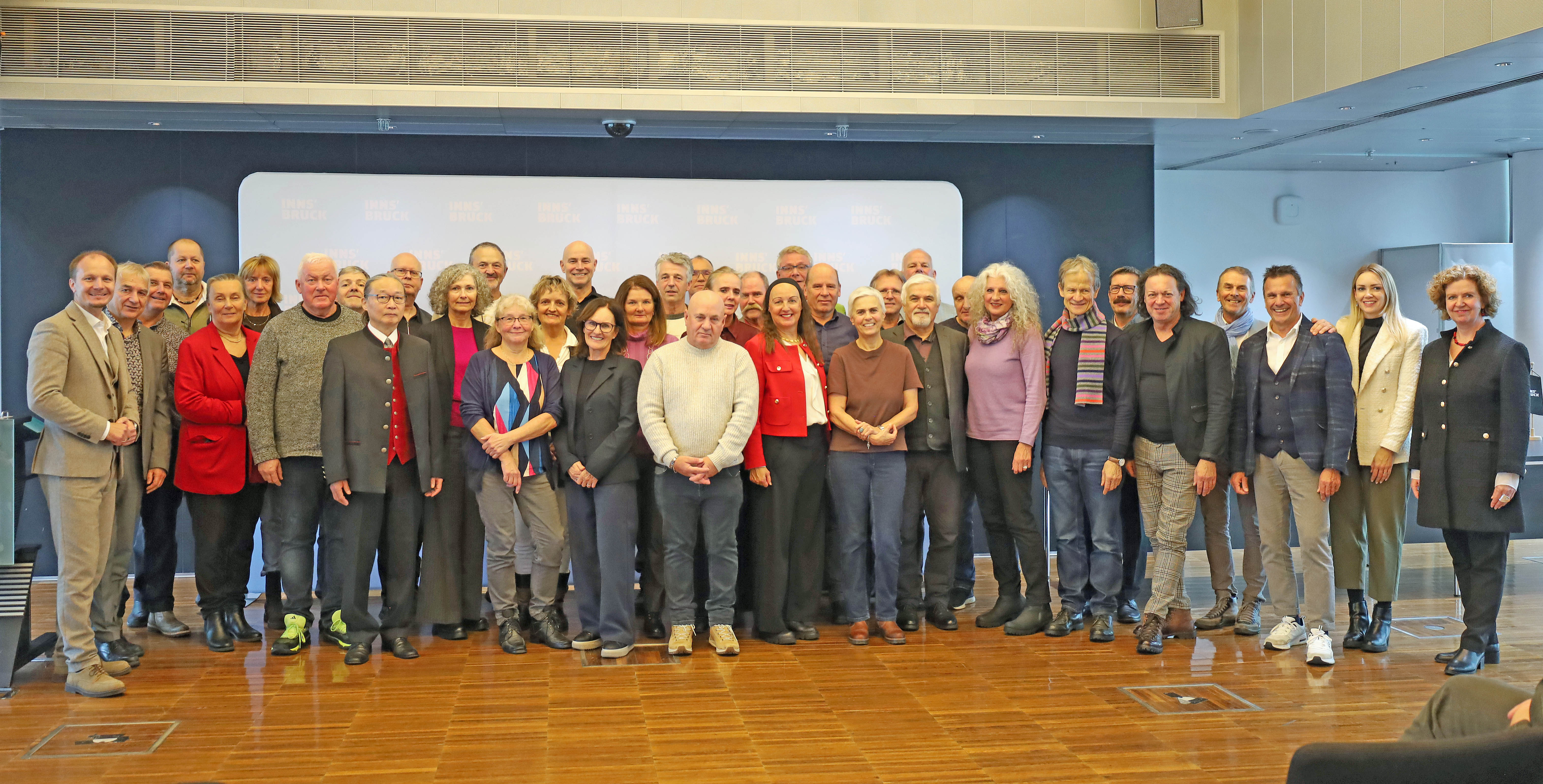 "Das Erreichte zählt": Dieses Motto gab Magistratsdirektorin Gabriele Herlitschka zahlreichen Jubilarinnen und Jubilaren am 25. November mit auf den Weg. Im Plenarsaal wurden 23 offizielle Verabschiedungen in den Ruhestand, 10x 40 Jahre und 29x 25 Jahre Dienstjubiläum gefeiert. Bürgermeister Johannes Anzengruber bedankte sich bei den MitarbeiterInnen für die geleistete Arbeit, die Mitgestaltung und die Verbundenheit mit der Stadt Innsbruck.