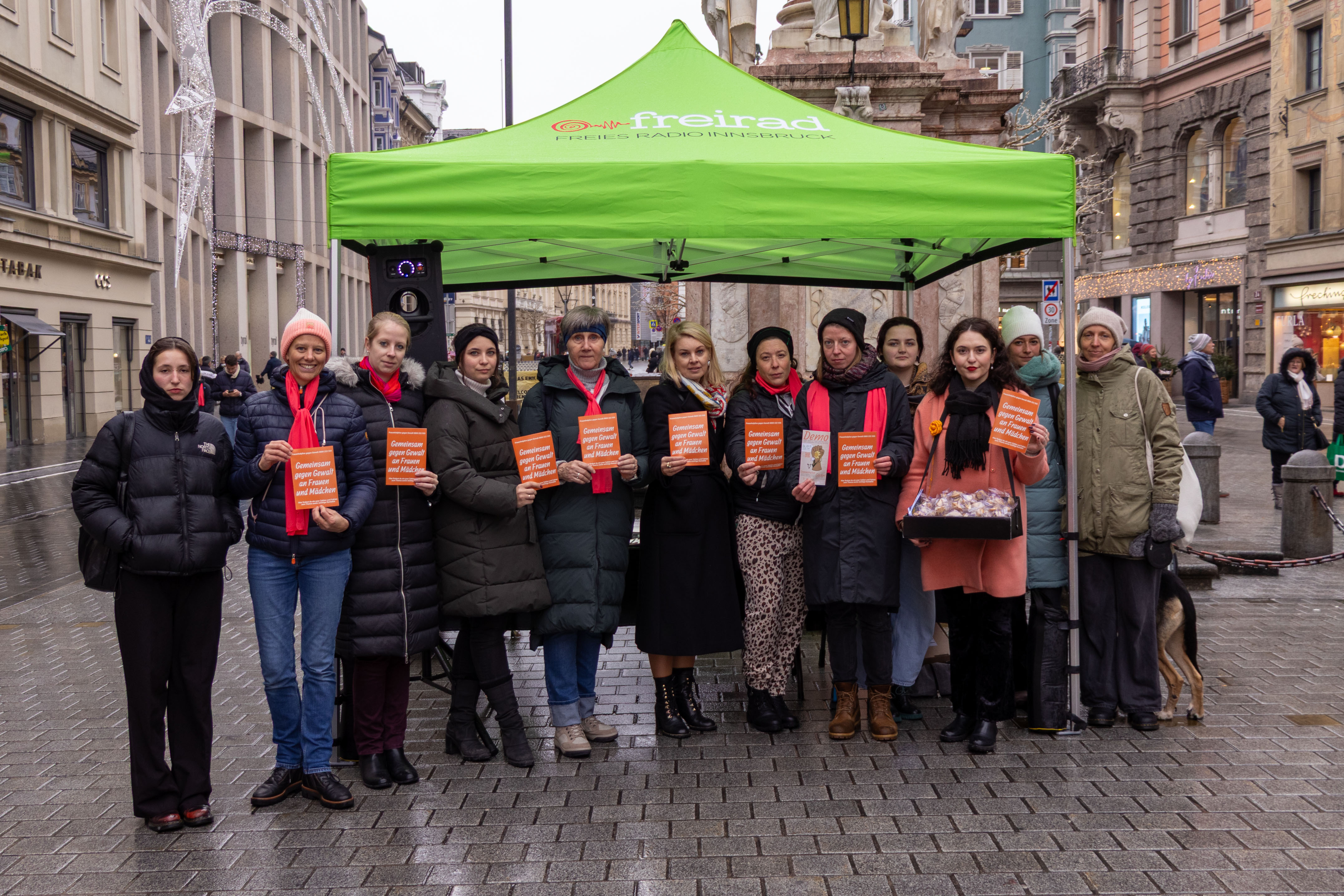 Bei einer gemeinsamen Aktion der Vereine „Frauen gegen VerGEWALTigung“ und „F*LV“ wurden zum internationalen Gedenktag für Frauen und Mädchen in der Maria-Theresien-Straße Glückskekse und Informationsmaterial verteilt.