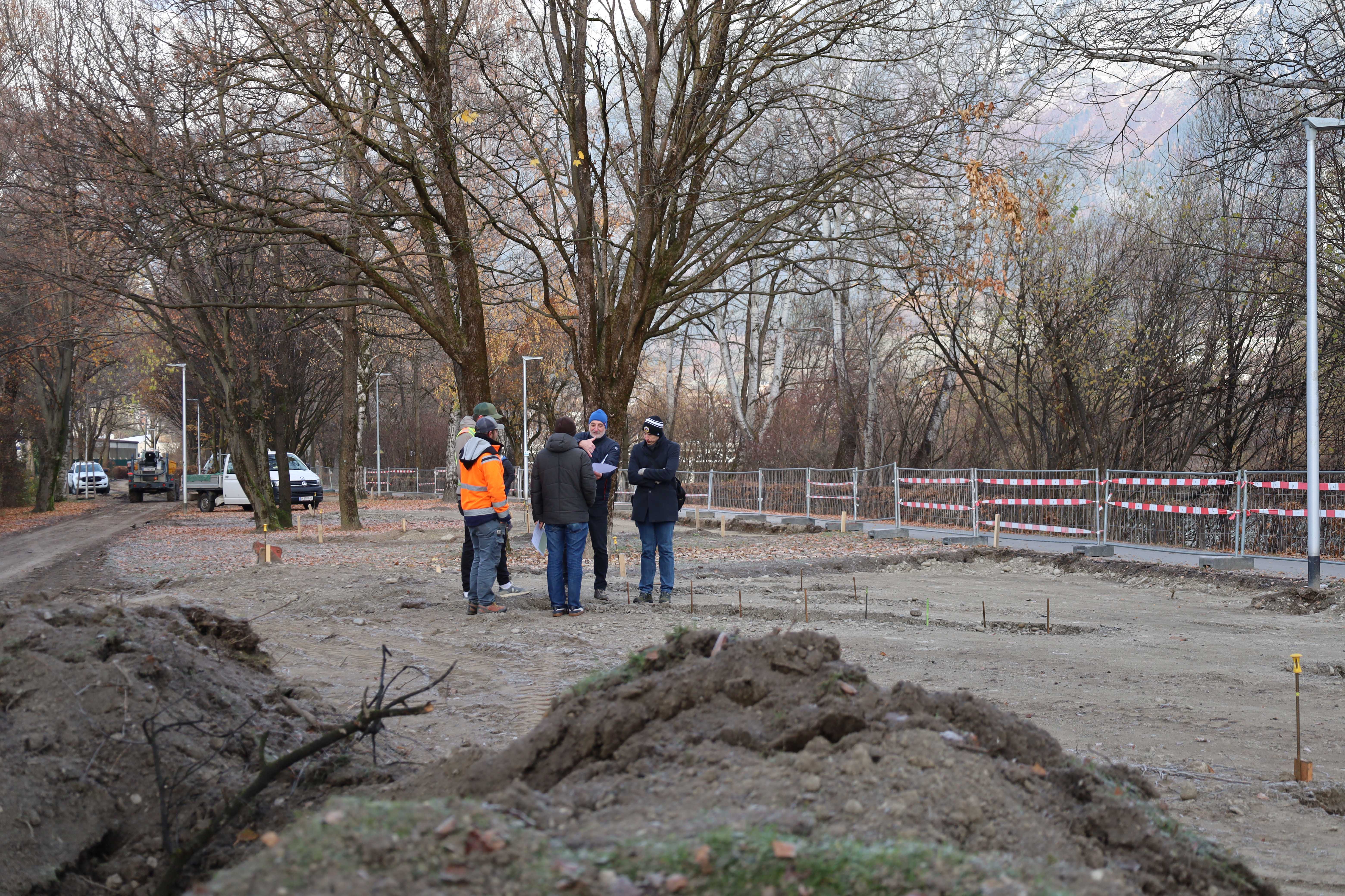In Erinnerung an die Opfer des Lagers Reichenau: Am Innufer östlich der Grenobler Brücke errichtet die Stadt Innsbruck aktuell den Gedenkort Reichenau.