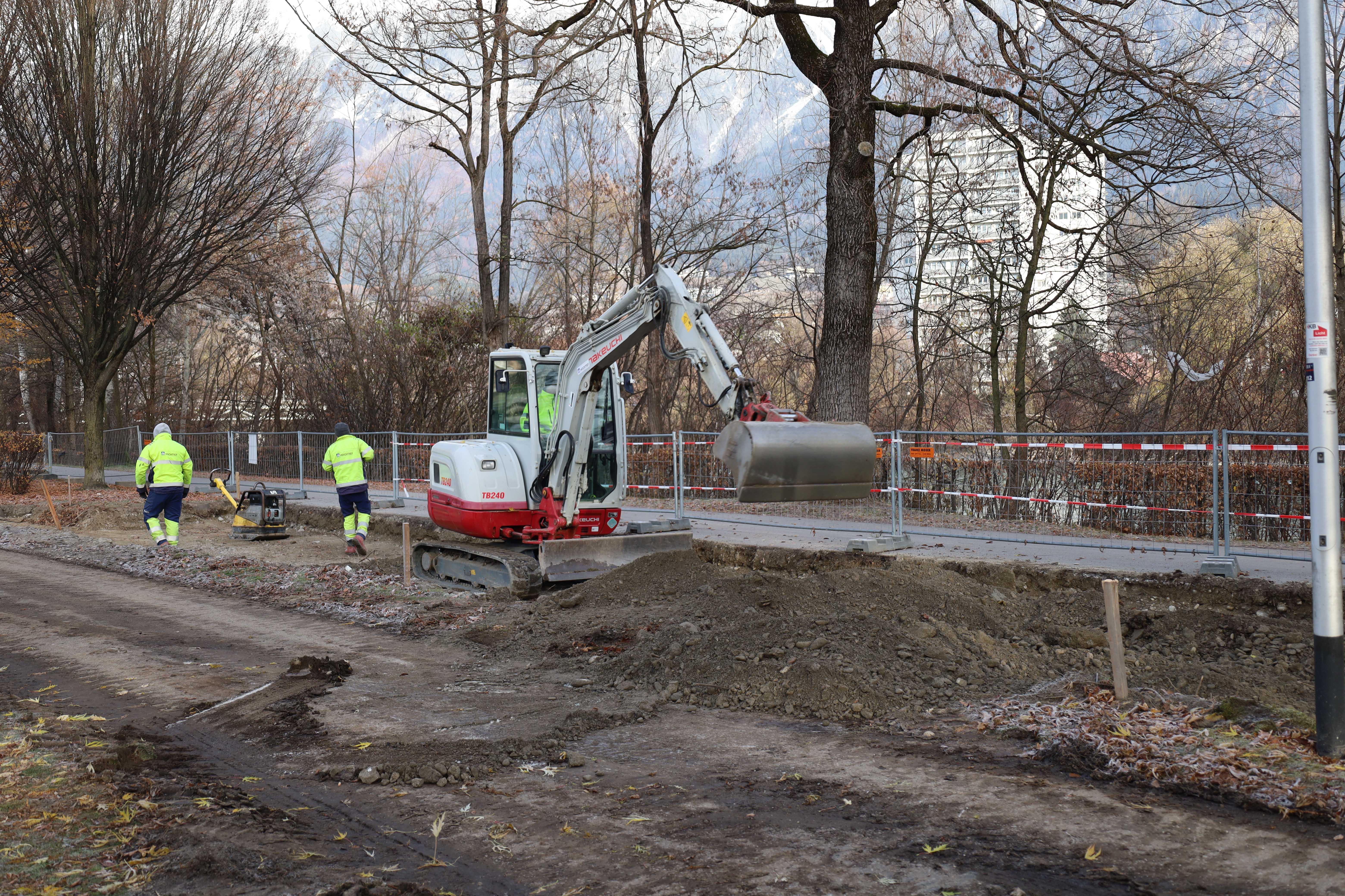 Sichtbares Gedenken schaffen: Mit den Bauarbeiten wurde im November begonnen, die Fertigstellung ist für Herbst 2026 geplant.
