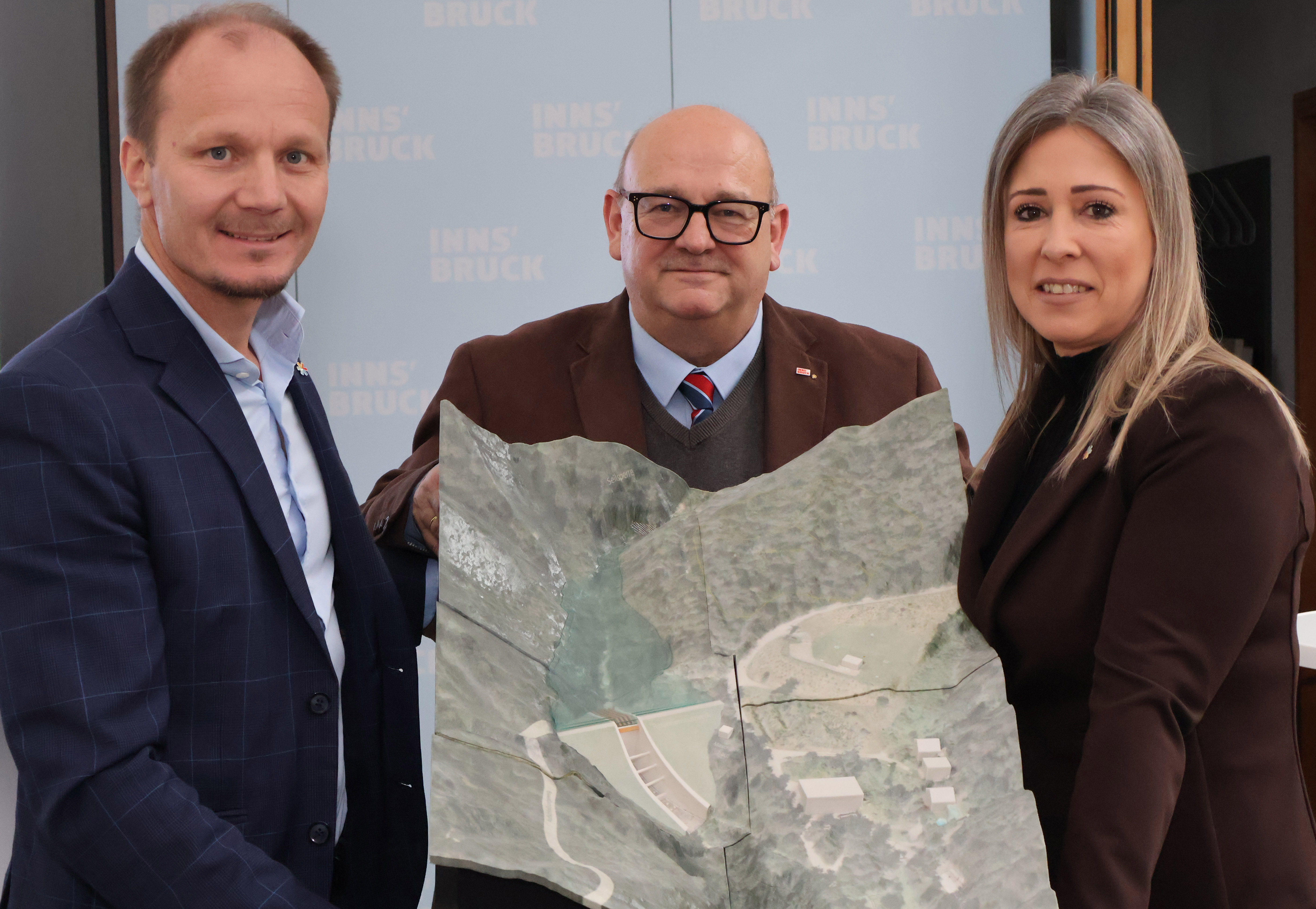 Die Arbeiten zum neuen Geschiebeablagerungsbeckens beim Höttinger Graben starten 2026: Stadträtin Mariella Lutz präsentierte gemeinsam mit Bürgermeister Johannes Anzengruber und Finanzdirektor Martin Rupprechter (Mitte) die Budgets aus ihren Ämtern inklusive ausgewählter Vorhaben für das Jahr 2026.