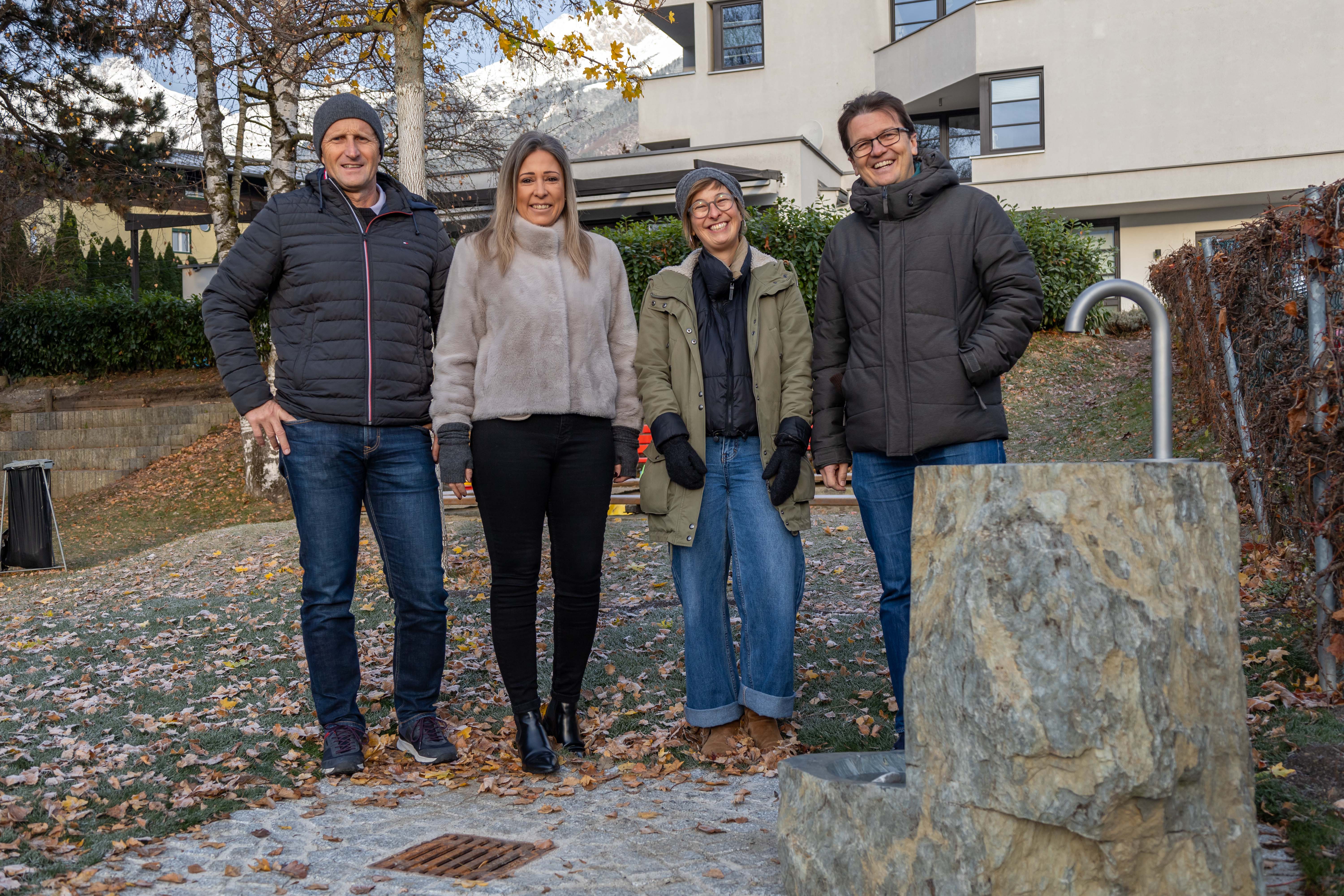 Stadträtin Mariella Lutz (2. v. l.), Amtsleiter Thomas Klingler (l.), Lisa Stöllnberger (2. v. r.) und Referatsleiter Markus Pinter (r.) freuen sich über den neuen Trinkwasserbrunnen im Stadtteil Arzl.