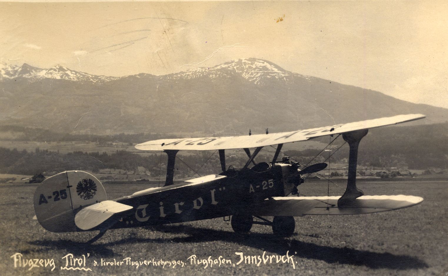 Flugzeug „Tirol" der Tiroler Flugverkehrsgesellschaft mit der Nummer A-25. Diese Udet V12 „Flamingo" diente ab 1926 als offizielle Rundflugmaschine, um 1927.