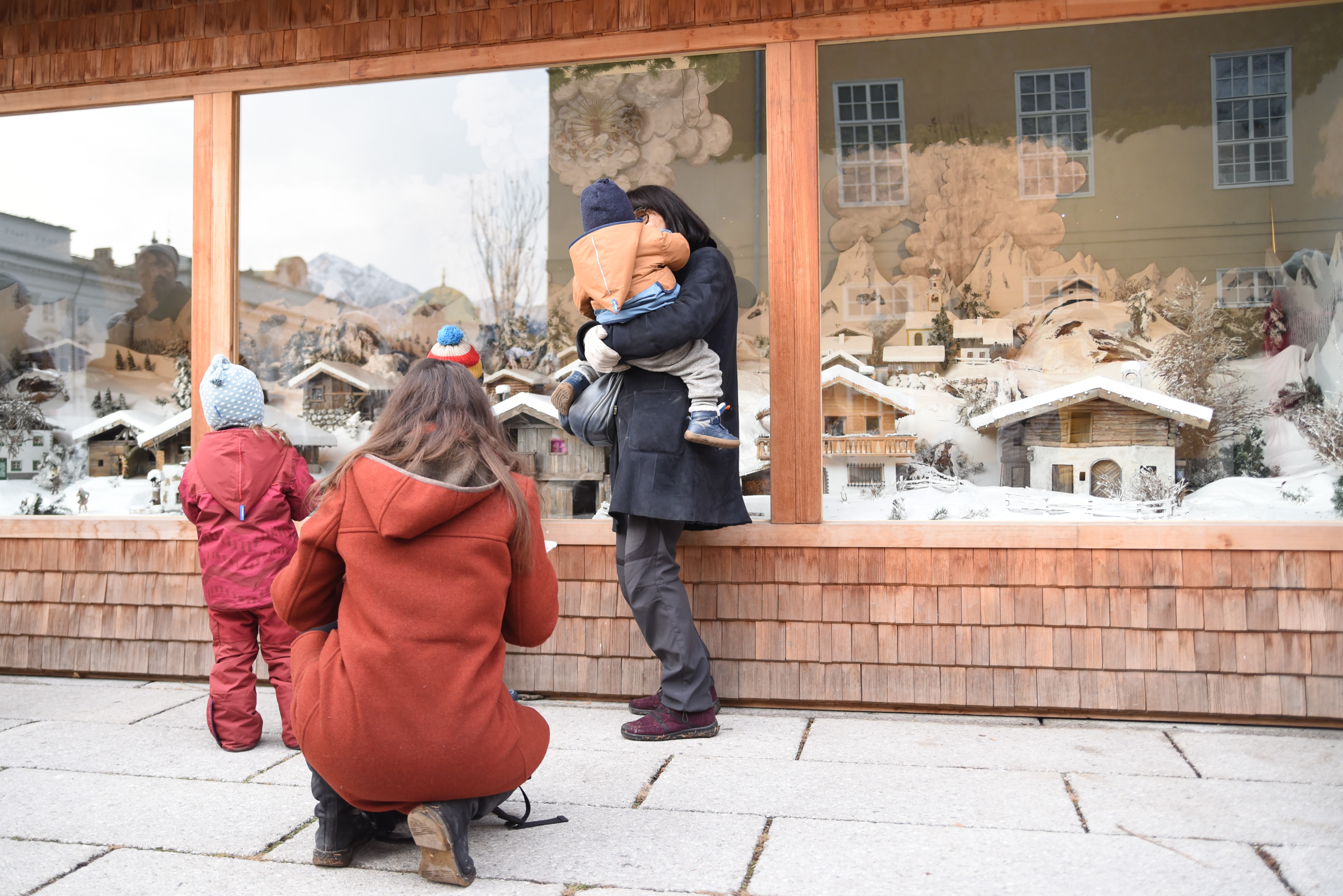 Die vielen Arbeitsstunden von Friedl Jaufenthaler haben sich gelohnt: Seine Krippe bringt Kinderaugen verlässlich zum Strahlen. Eine Aufführung dauert etwa 25 Minuten.