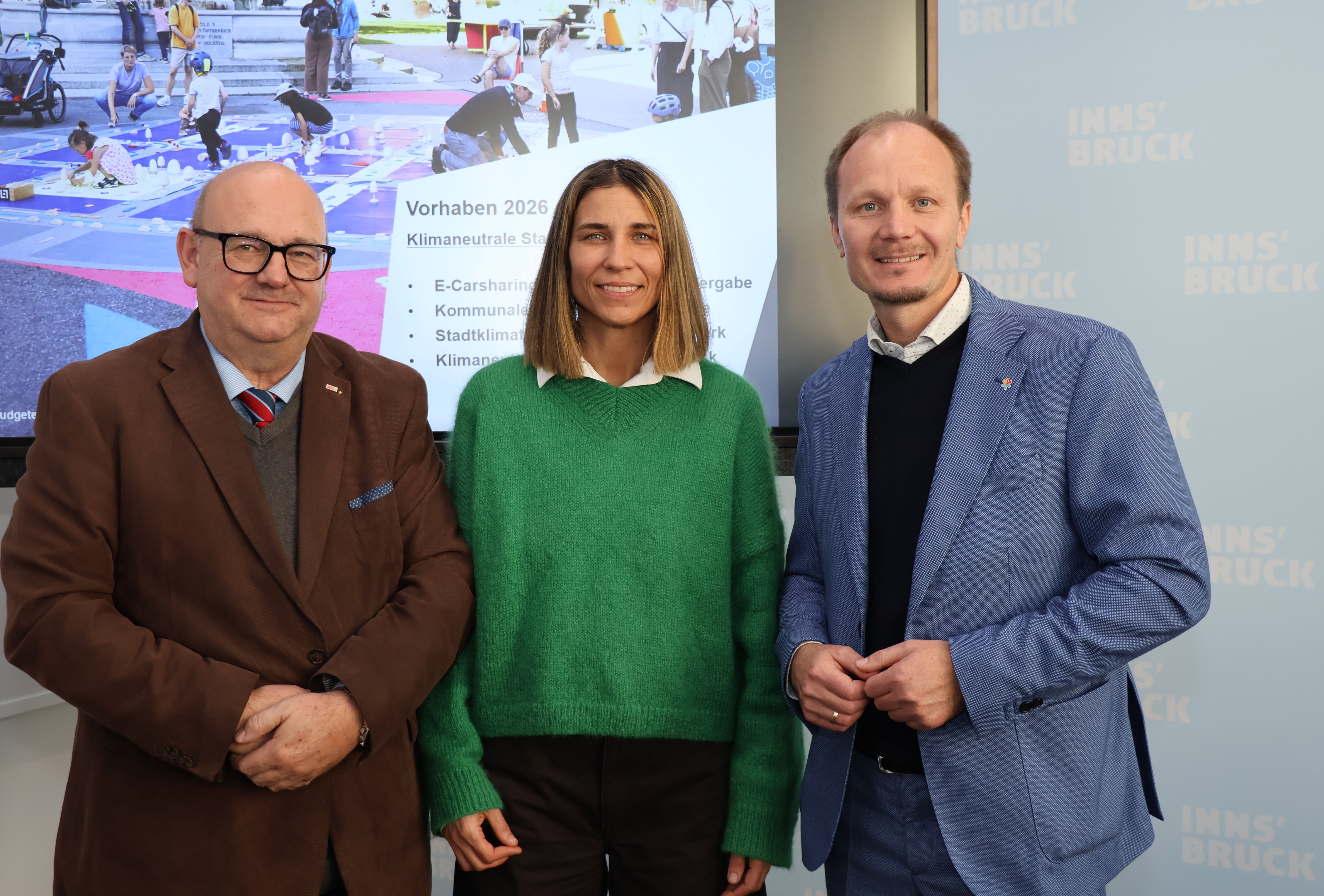 Planen für eine zukunftsweisende Stadtentwicklung: Stadträtin Janine Bex (Mitte) präsentierte gemeinsam mit Bürgermeister Johannes Anzengruber (r.) und Finanzdirektor Martin Rupprechter (l.) die wichtigsten Eckpunkte aus ihren Ressorts für das Jahr 2026.