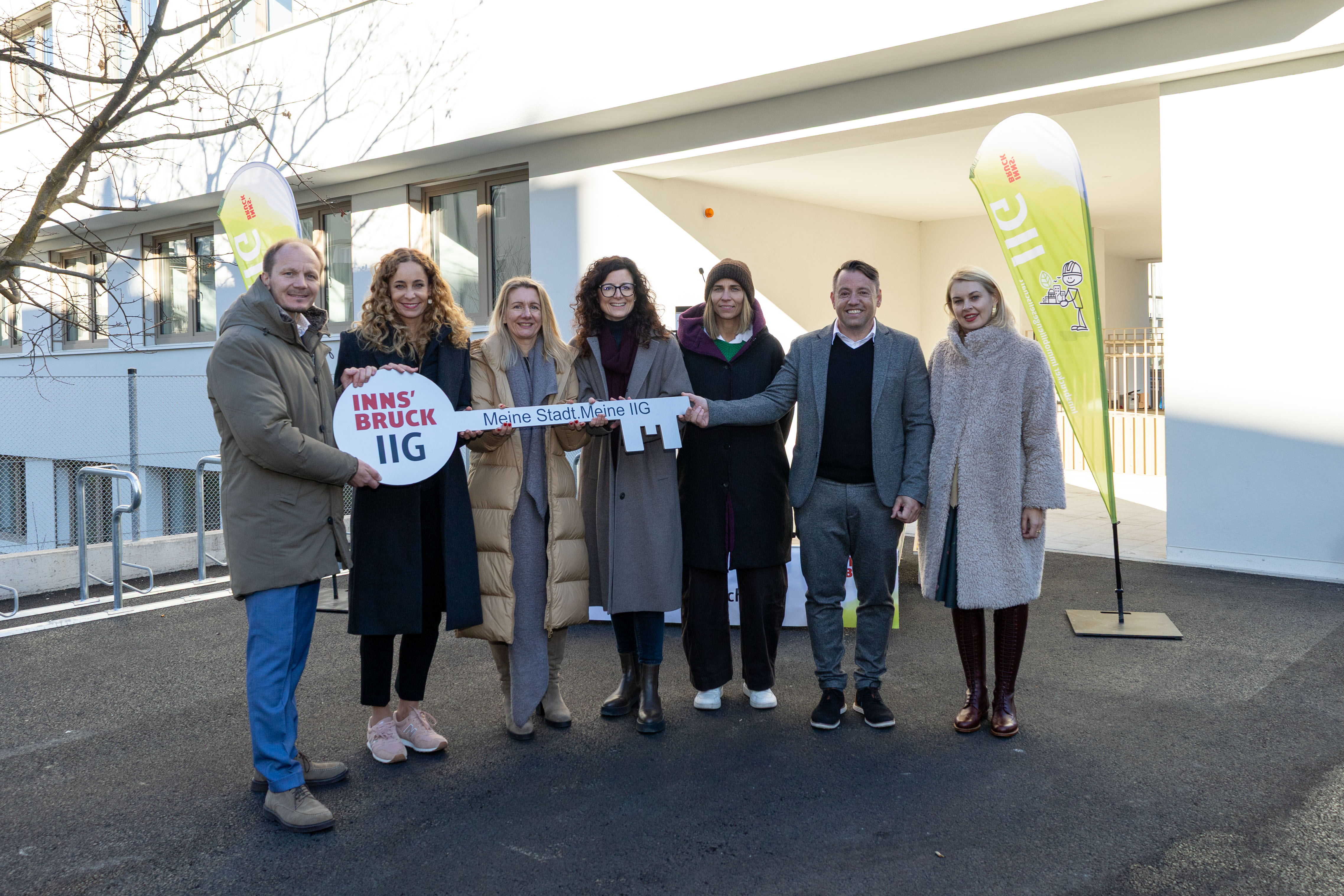Die Stadt Innsbruck hat den neuen Wohn- und Beratungsstandort für Frauen, Kinder und Jugendliche offiziell an den Verein lilawohnt sowie an die Tiroler Kinder- und Jugend GmbH übergeben. Auf dem Bild (v. l. n. r.): Bürgermeister Johannes Anzengruber, Landesrätin Eva Pawlata, Stadträtin Janine Bex, IIG-Geschäftsführer Franz Danler und Vizebürgermeisterin Elisabeth Mayr mit den Geschäftsführerinnen Elke Luwitsch (Tiroler Kinder- und Jugend GmbH, 3. v. l.) und Julia Schratz (lilawohnt, 4. v. l.).