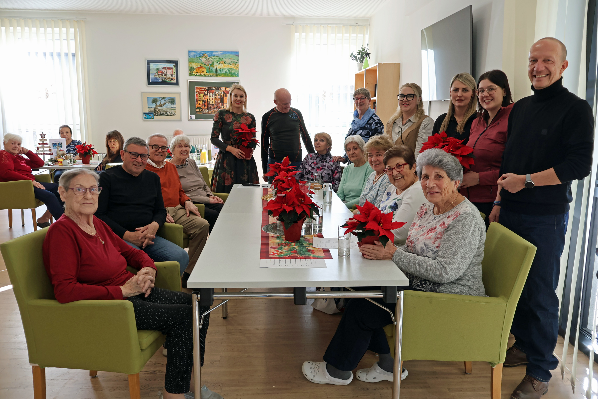 Vizebürgermeisterin Elisabeth Mayr (hinten, stehend, l.) überbrachte den BewohnerInnen der ISD-Wohnanlage O3 in der Reichenau kleine Aufmerksamkeiten in Form von Weihnachtssternen.