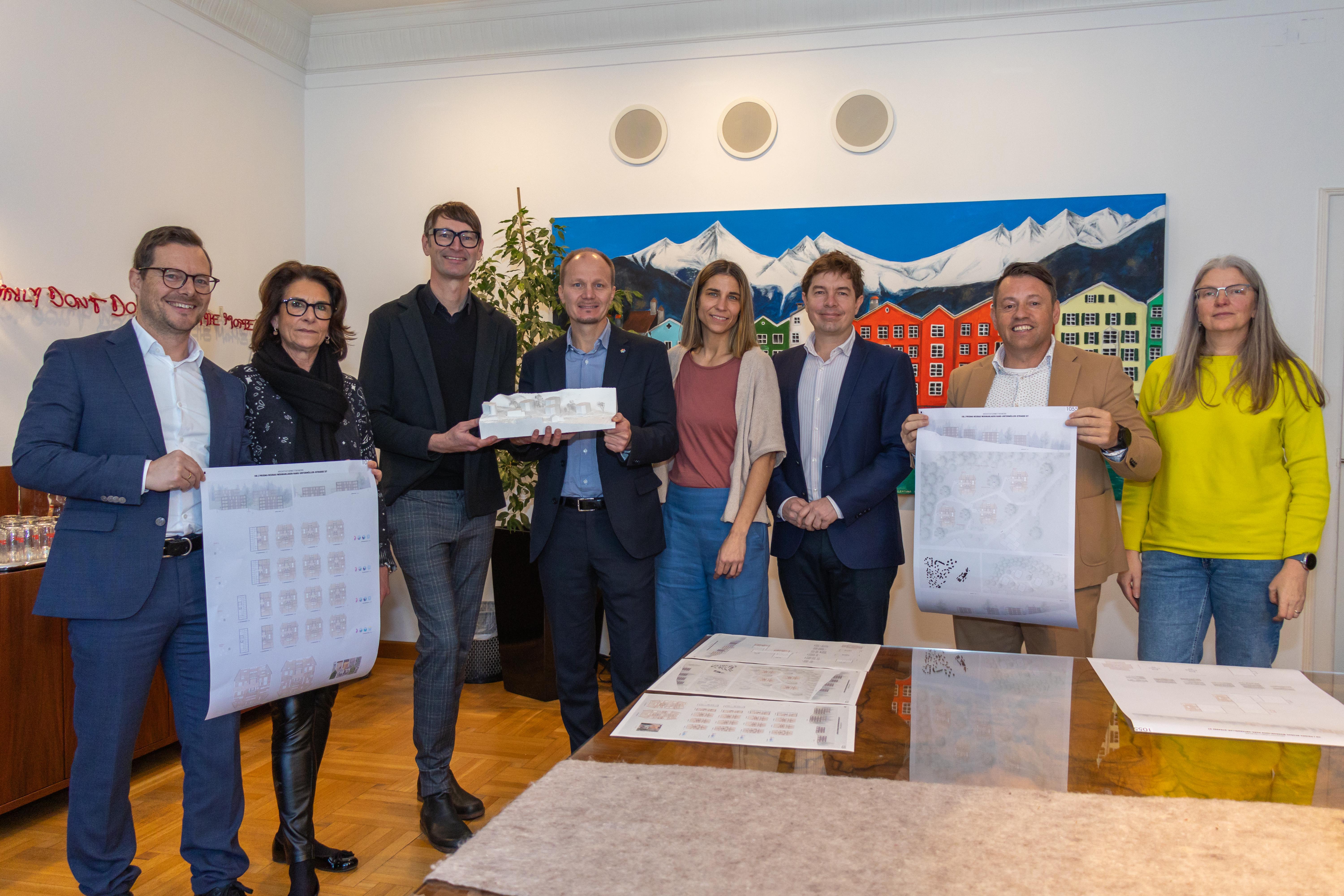 Bei der Präsentation des Wettbewerbsergebnisses für die neue Wohnanlage in der Hans-Untermüller-Straße (v. l.): Stefan Hechenblaickner (Geschäftsführer PRISMA), Barbara Waldenberger-Steidl (Geschäftsführerin Harterhof GmbH), Architekt Philipp Berktold, Bürgermeister Johannes Anzengruber, Stadträtin Janine Bex, Gemeinderat Mario Dallaserra (stellvertretender Vorsitzender des Ausschusses für Stadtentwicklung, Wohnbau und Projekte) Franz Danler (Geschäftsführer IIG) sowie Jasmine Hangl (Projektleitung IIG).