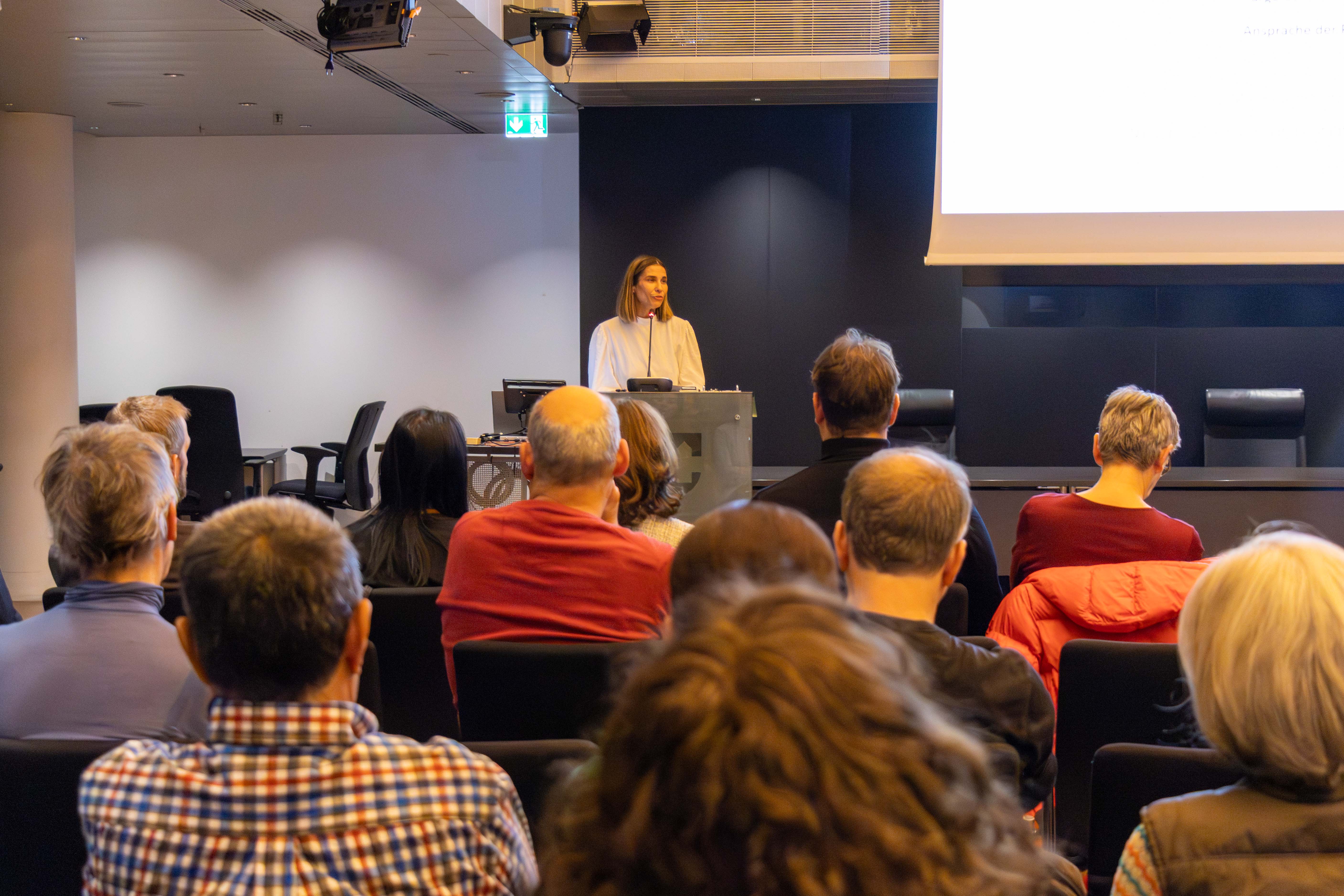Stadträtin Janine Bex würdigte in ihrer Rede das seit 30 Jahren bestehende Engagement des Vereins FLUCHTpunkt.