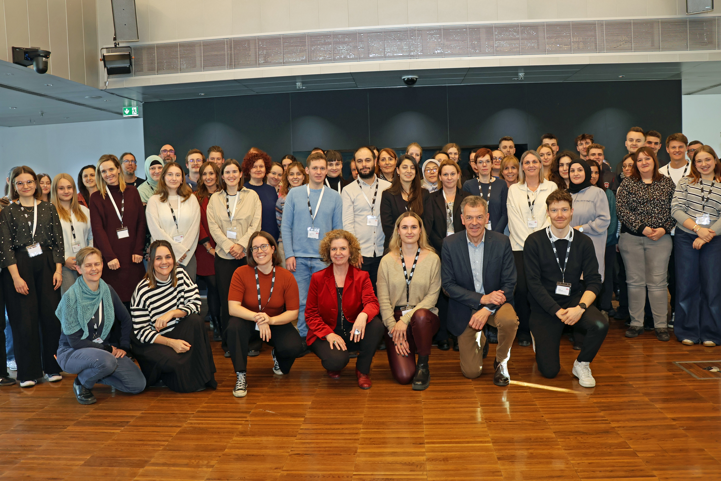 Mit derzeit rund 2.000 Bediensteten ist die Stadt Innsbruck einer der größten regionalen Arbeitgeber. Als moderner Dienstleistungsbetrieb hält der Stadtmagistrat dabei facettenreiche Aufgabenbereiche bereit. Magistratsdirektorin Gabriele Herlitschka und Vizebürgermeister Georg Willi begrüßten im Rahmen eines Welcome Day neue MitarbeiterInnen, die in den unterschiedlichsten Betätigungsfeldern zum Einsatz kommen. Als Willkommensgeschenk erhielten die städtischen Bediensteten bunte Jausenboxen.