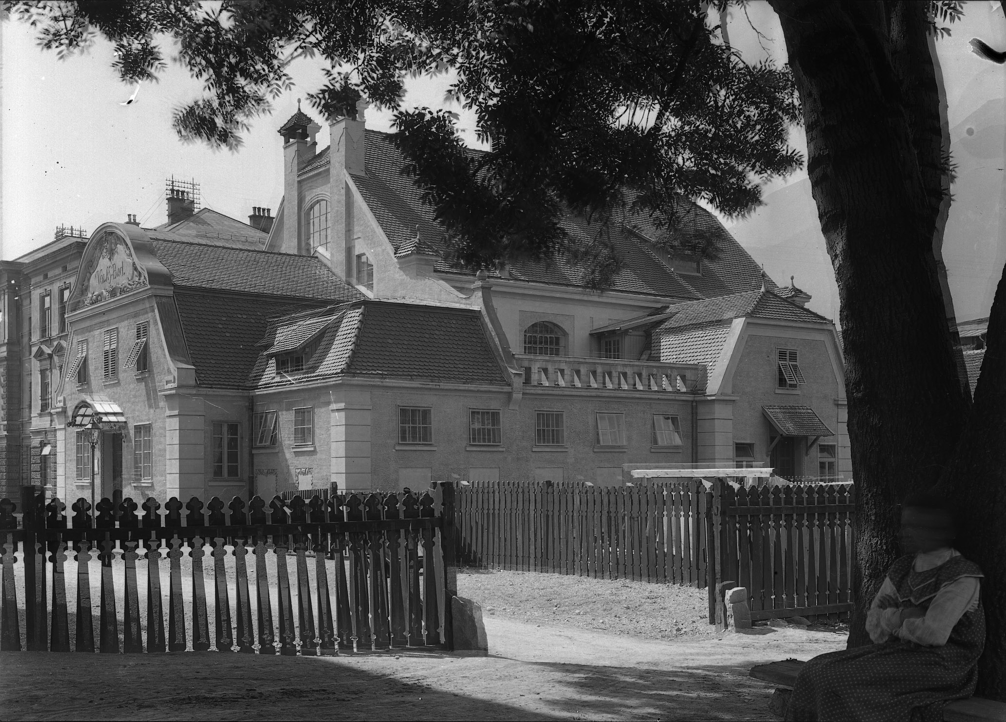 Gesamtansicht des Volksbades in der Schulstraße 4, heute Michael-Gaismair-Straße 4. Fotograf Walter Kreutz.