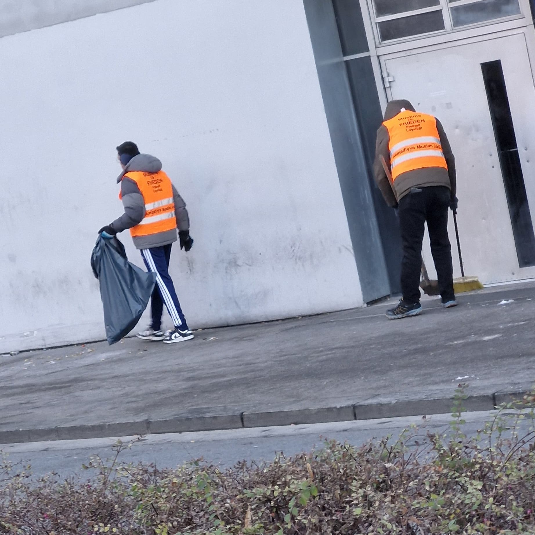 In Kooperation mit dem Innsbrucker Straßenbetrieb führten Mitglieder der Ahmadiyya Muslim Jamaat Innsbruck auch heuer wieder einen ehrenamtlichen Neujahrsputz durch. Die freiwillige und unentgeltliche Aktion der Jugendorganisation der islamischen Reformgemeinde Ahmadiyya Muslim Jamaat findet jedes Jahr in ganz Österreich statt. Mitglieder und Bekannte der Gemeinde versammeln sich am frühen Morgen des Neujahrstags in Innsbruck, Salzburg, Wien, Linz, Klagenfurt, Dornbirn und Graz, kehren die Straßen und sammeln den dort zurückgelassenen Müll.
