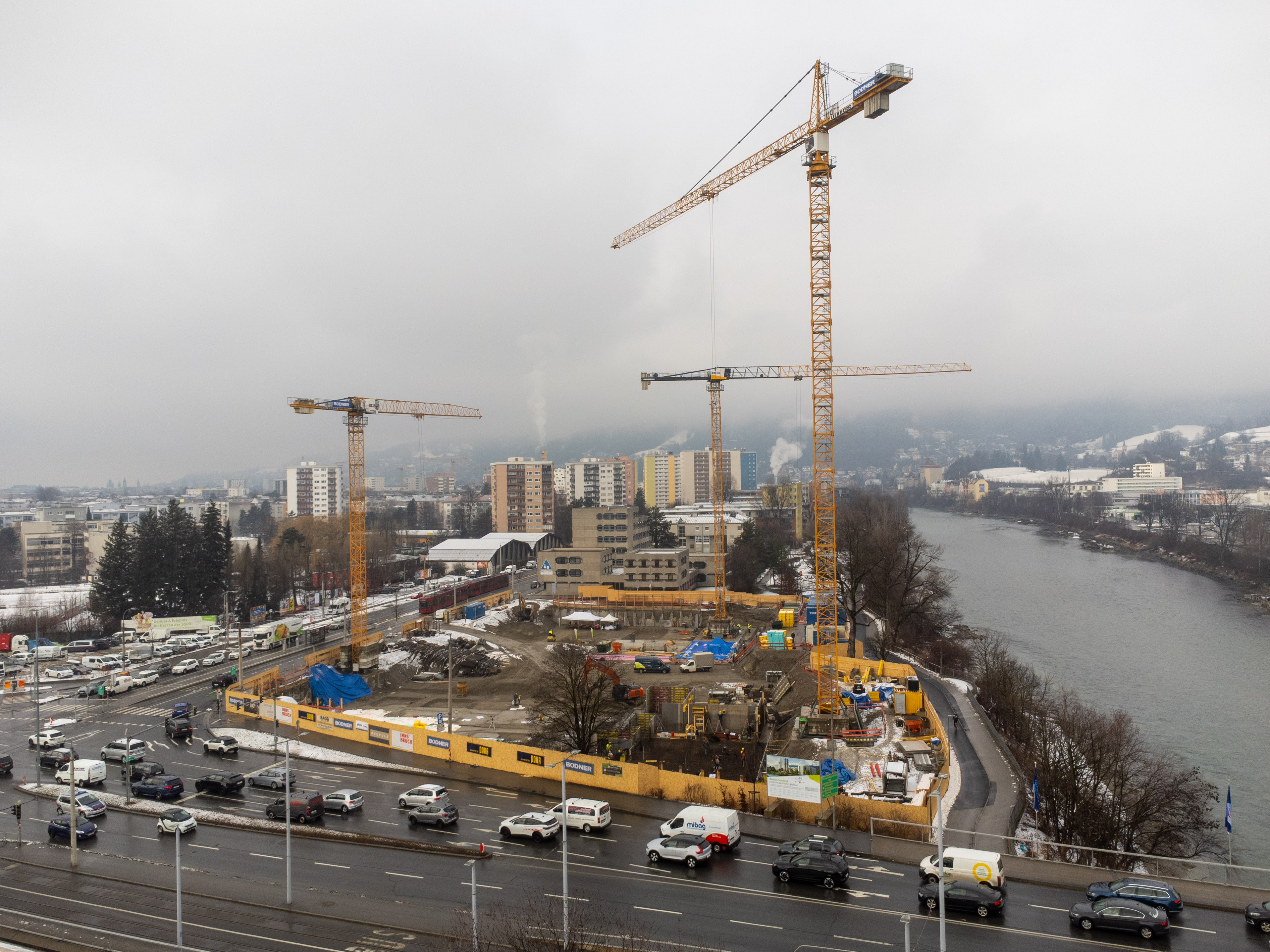 Die Baugrube am Sandwirt liegt unter dem Wasserspiegel des Inns. Daher wird für die Arbeiten gezielt die jährliche Niedrigwasserperiode im Winter genutzt.